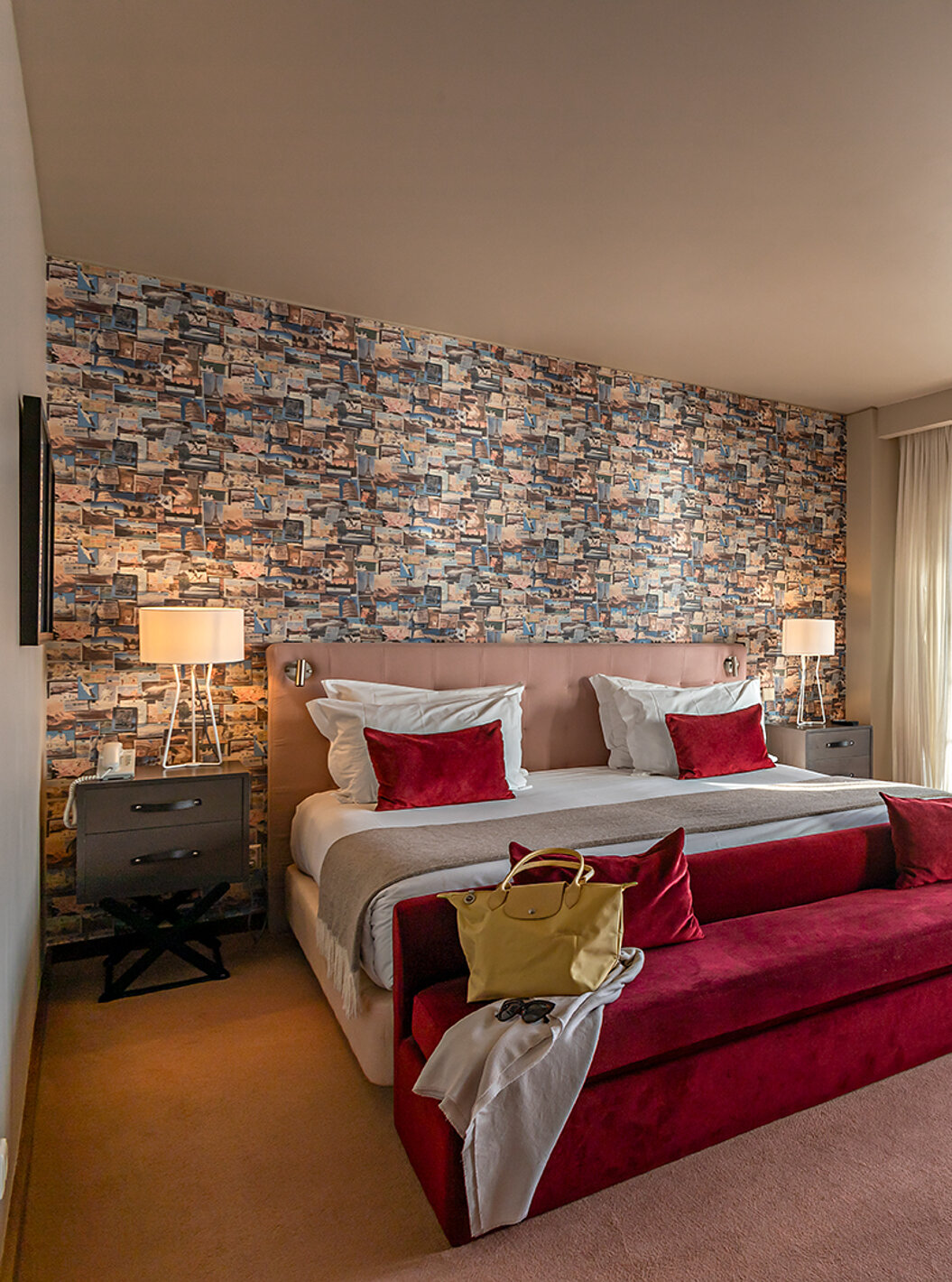 La Suite Grand View del Pestana Vintage Porto tiene una cama doble, un sofá rojo y ventanas con vista a Oporto