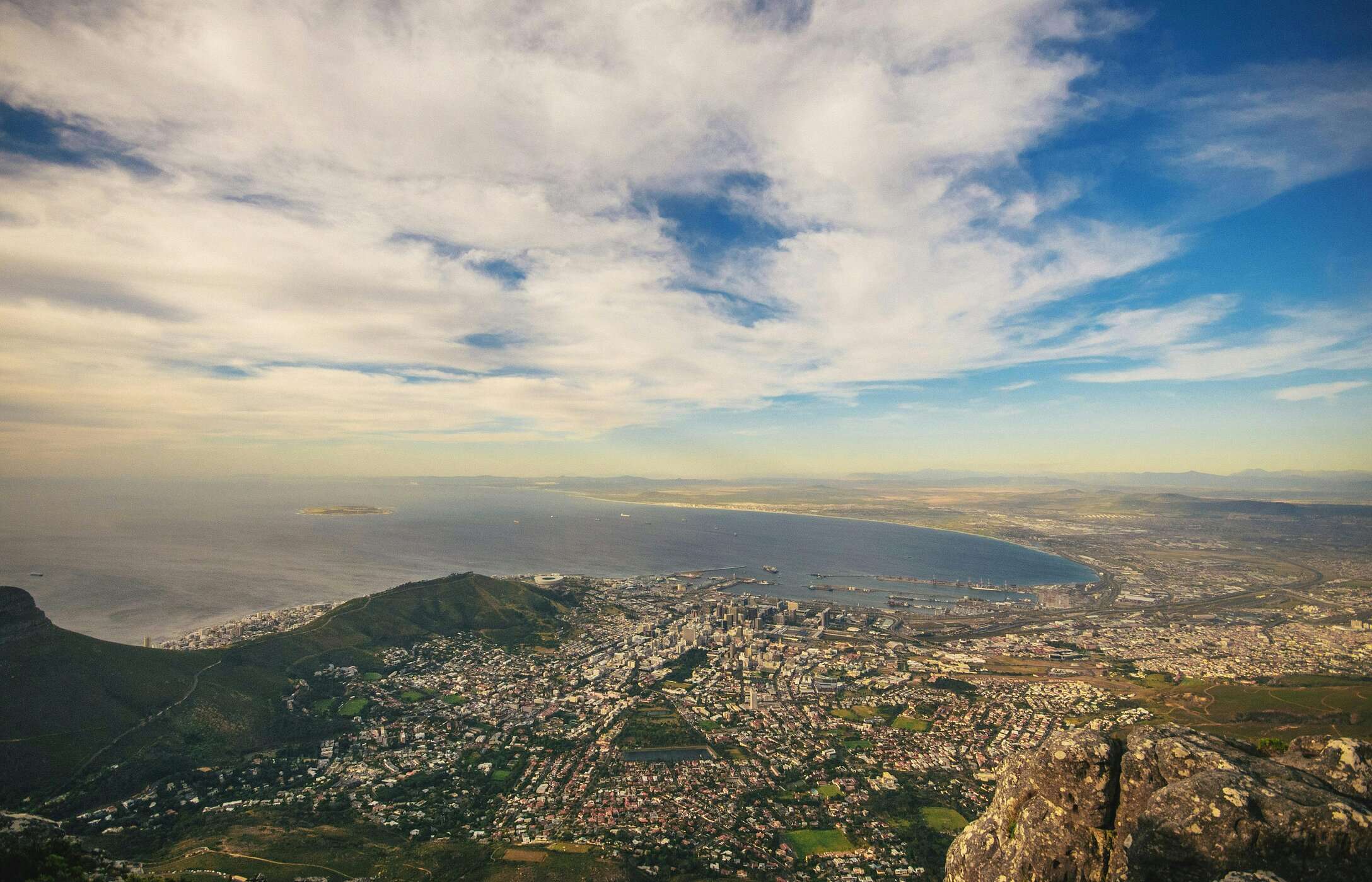 Vista aérea de Ciudad del Cabo, capital de Sudáfrica, punto de partida para su viaje al Parque Nacional Kruger.