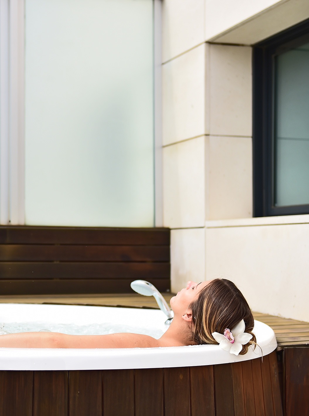 La Junior Suite con jacuzzi en la terraza del Pestana Arena Barcelona tiene terraza con jacuzzi, sillas y plantas