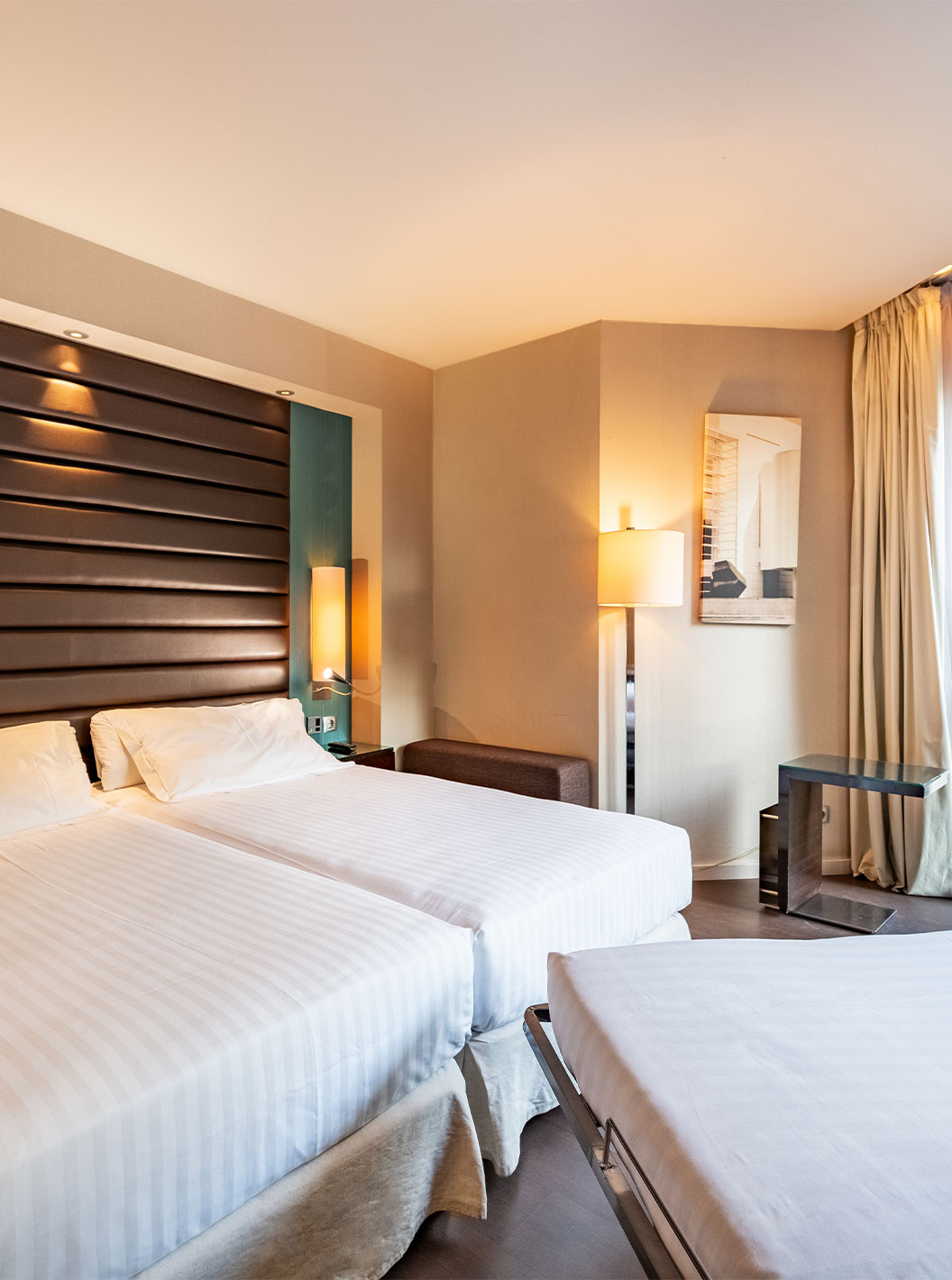 El Superior Familiar del Pestana Arena Barcelona tiene una ventana grande, dos camas individuales y una cama extra