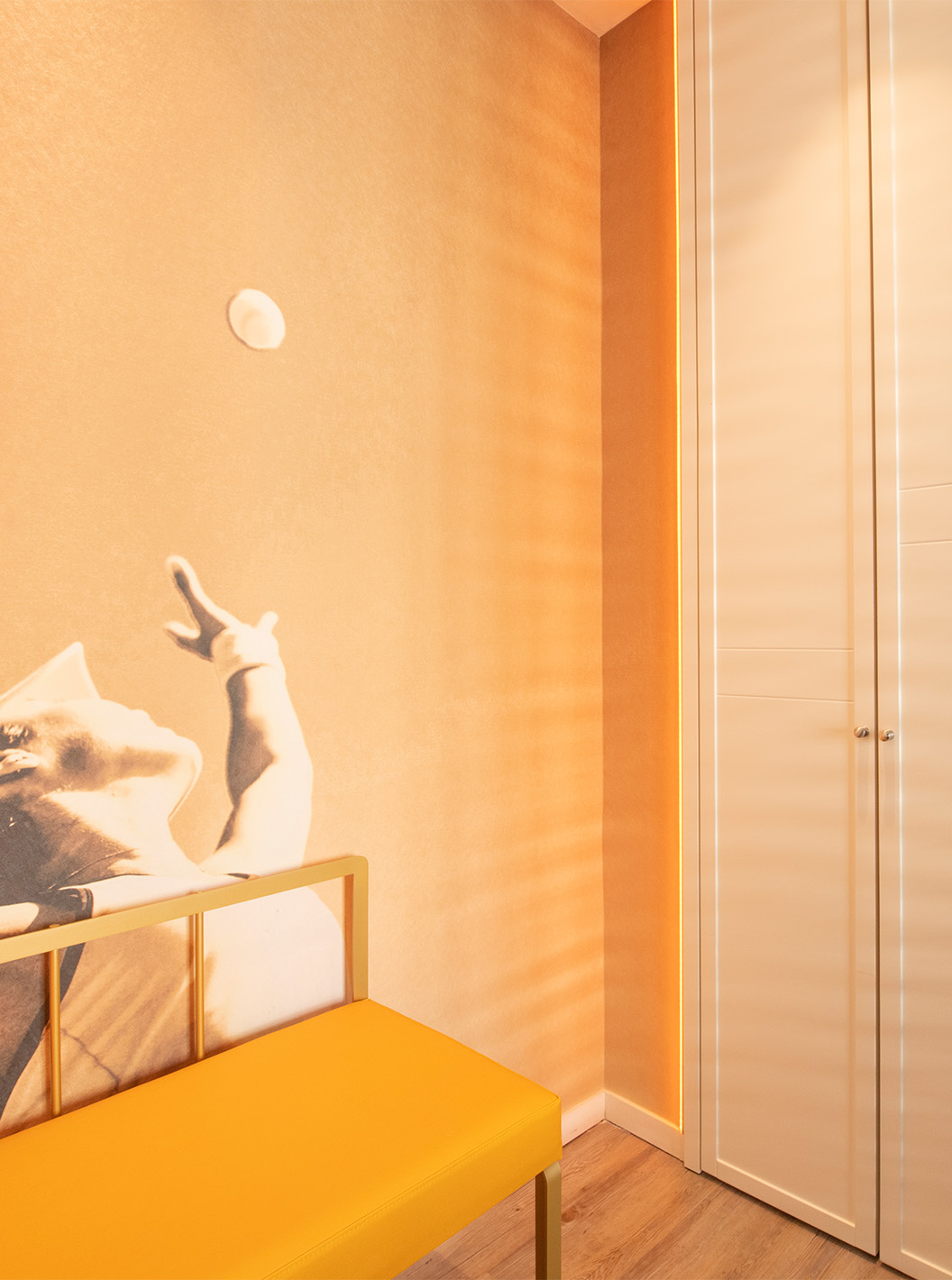 El The Legend Room del Pestana CR7 Gran Vía Madrid tiene un armario, un banco y fotografía de un tenista como papel de pared