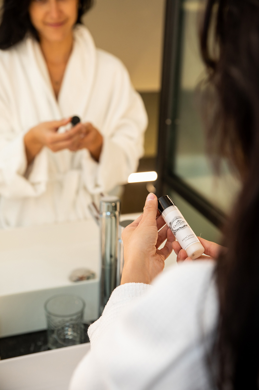 El Superior Plus del Pestana Plaza Mayor tiene baño con lavabo, espejo y amenities