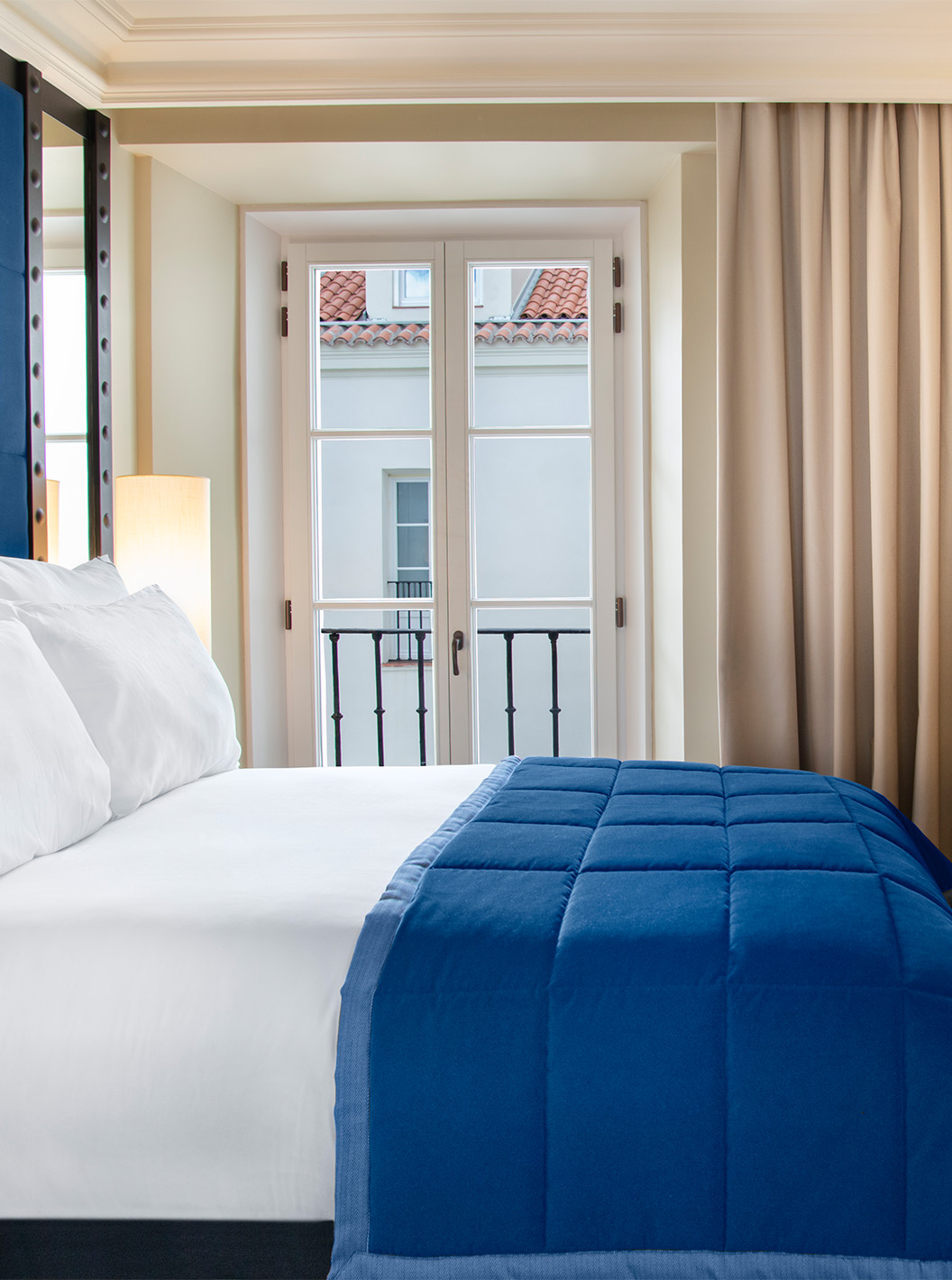 El Cuarto Clásico del Pestana Plaza Mayor Madrid tiene una cama de casal, televisión, escritorio y una ventana con cortinas