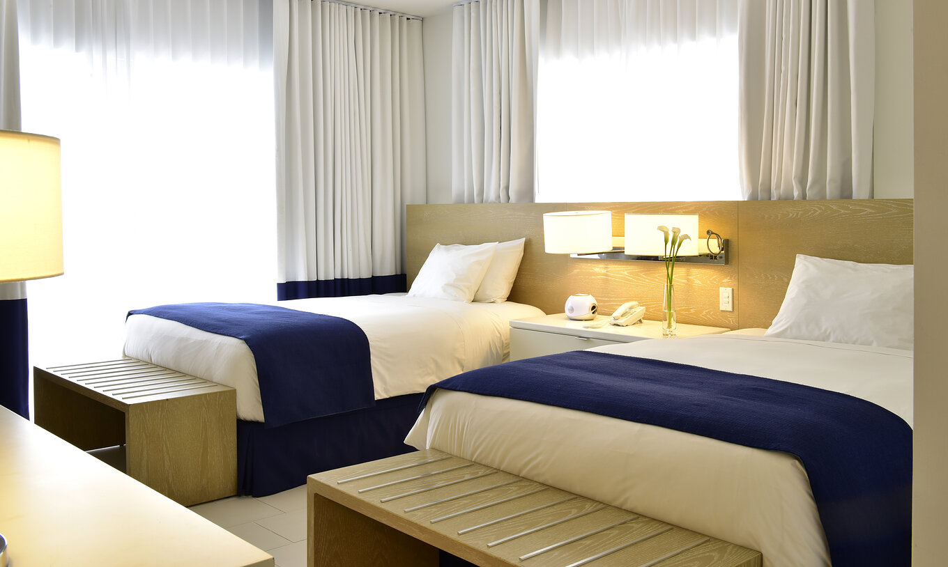 El Clásica Doble - Para personas con movilidad reducida del Pestana Miami South Beach cuenta con dos camas individuales, mesa de noche con lámpara