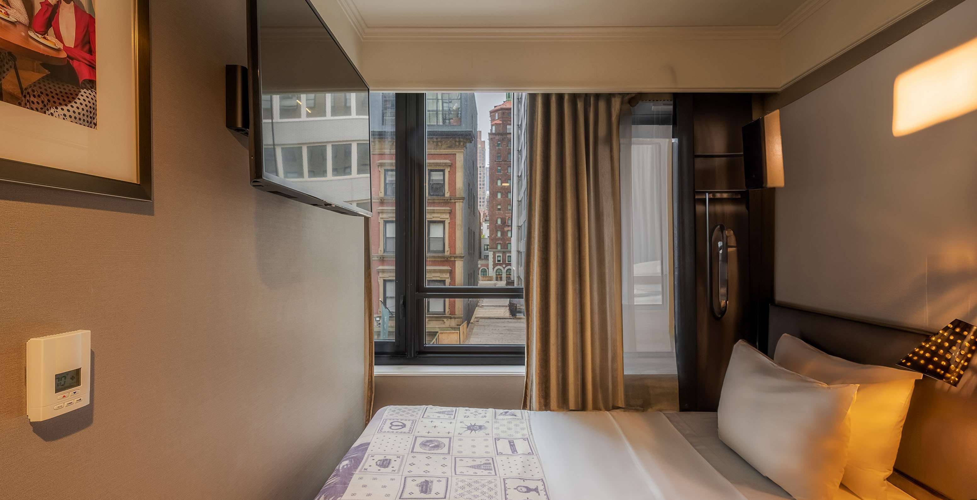 Cabin - ADA en Pestana Park Avenue tiene una cama doble junto a la ventana y una televisión en la pared