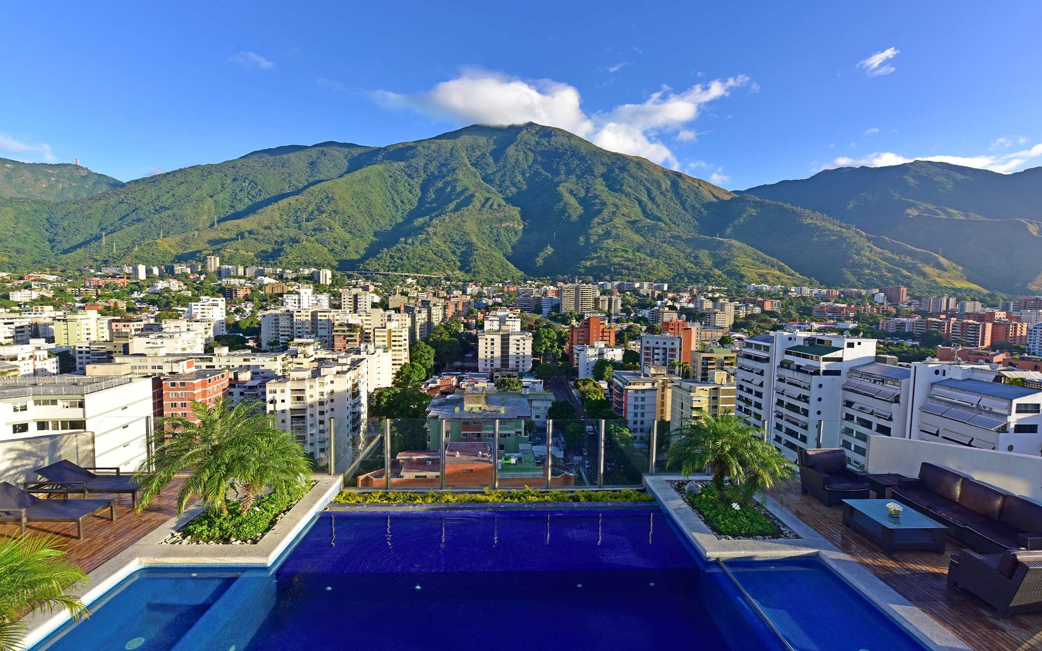 Vista panorámica de Pestana Caracas, un hotel en Caracas, cerca de la zona financiera, con piscina y edificios alrededor