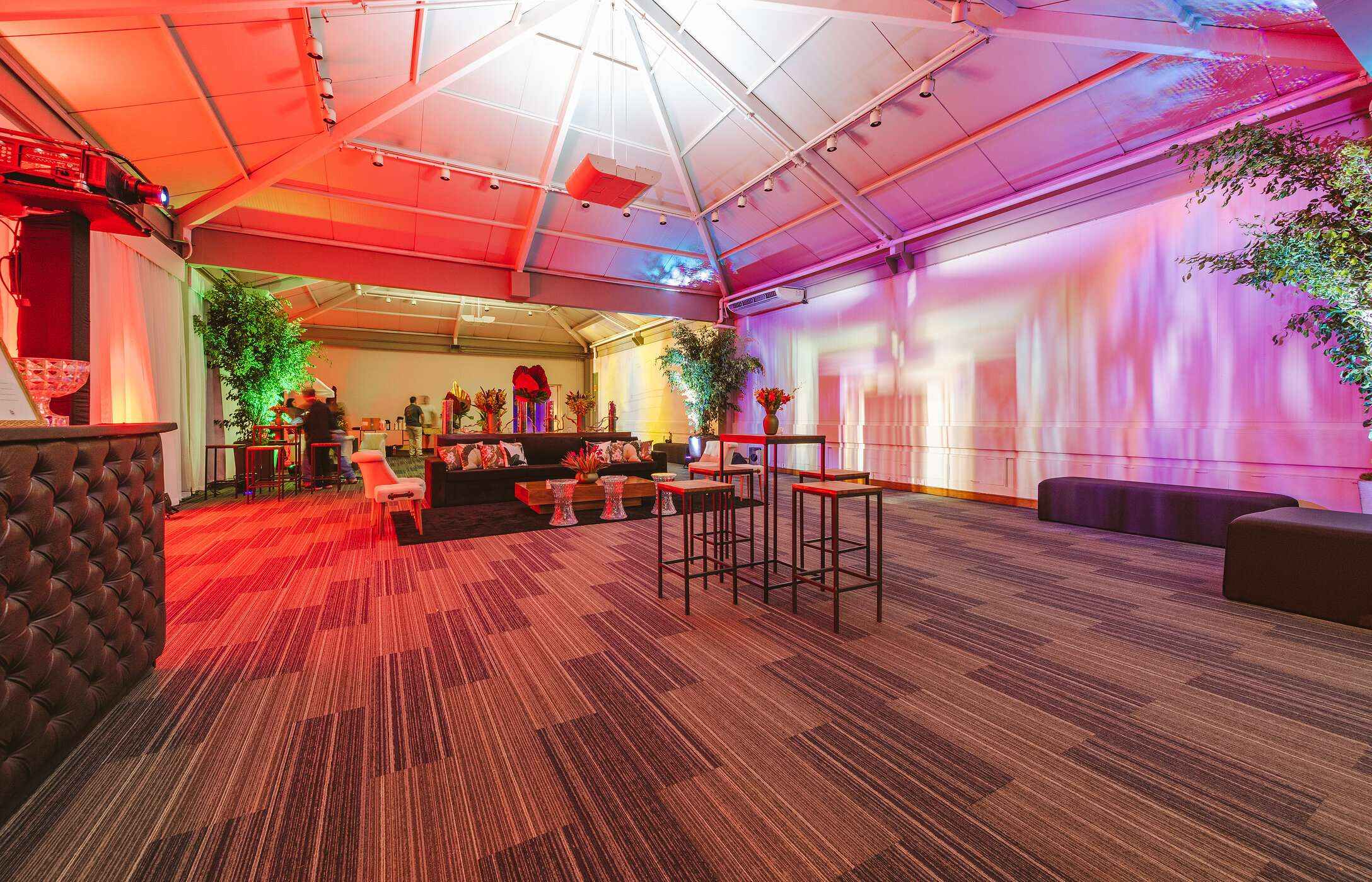 Celebre su ocasión especial en Pestana Hotel Group con una fiesta en un amplio local, con DJ y bar