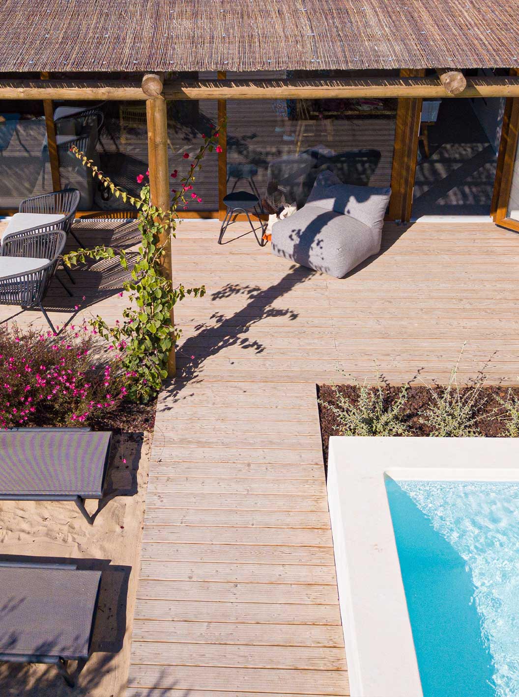 La Standard Villa T2 de Pestana Comporta Village Residences tiene una terraza con piscina, tumbonas y plantas