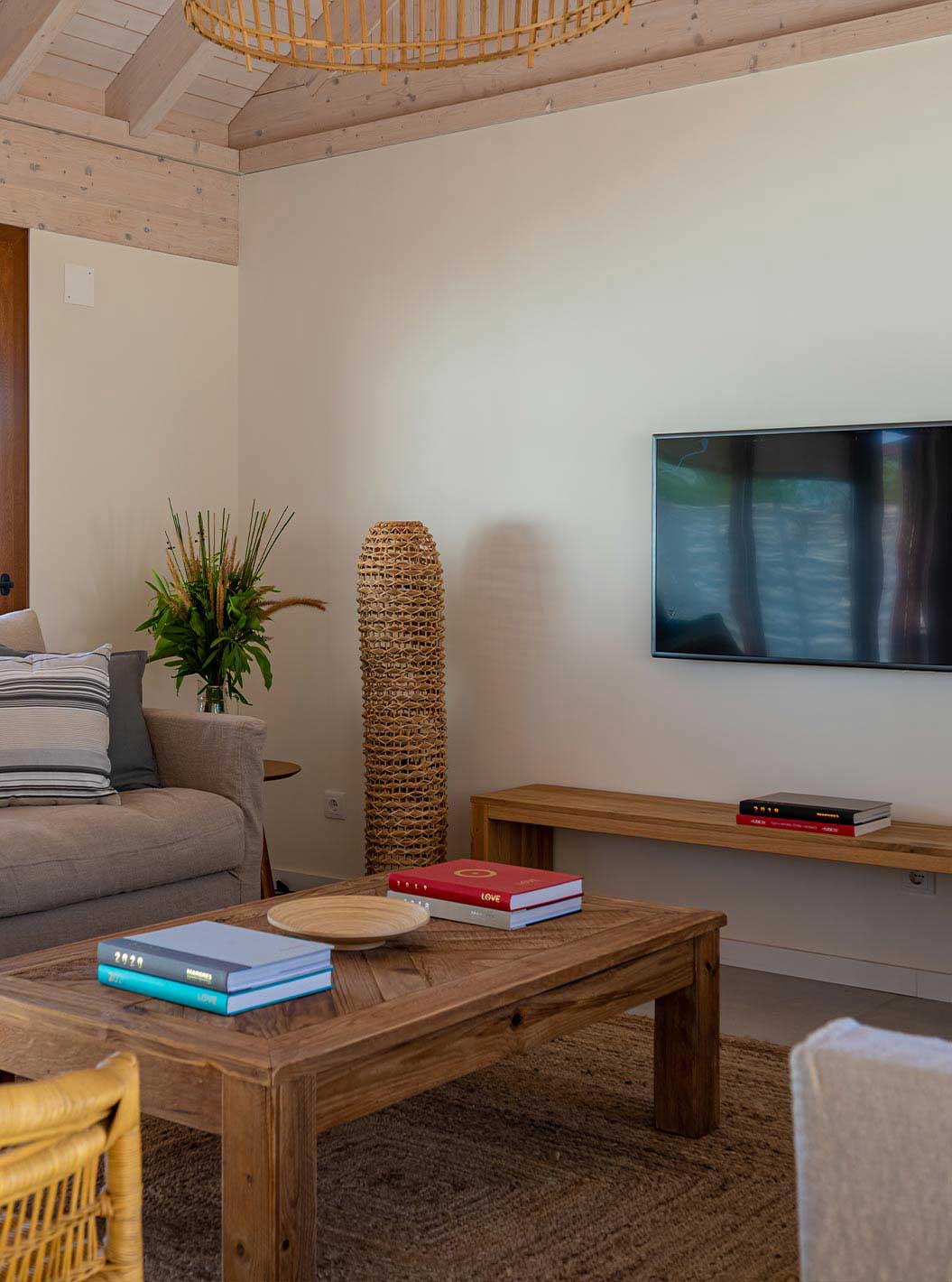 La Standard Villa de Pestana Comporta Village Residences tiene una sala de estar con sofá y TV en la pared