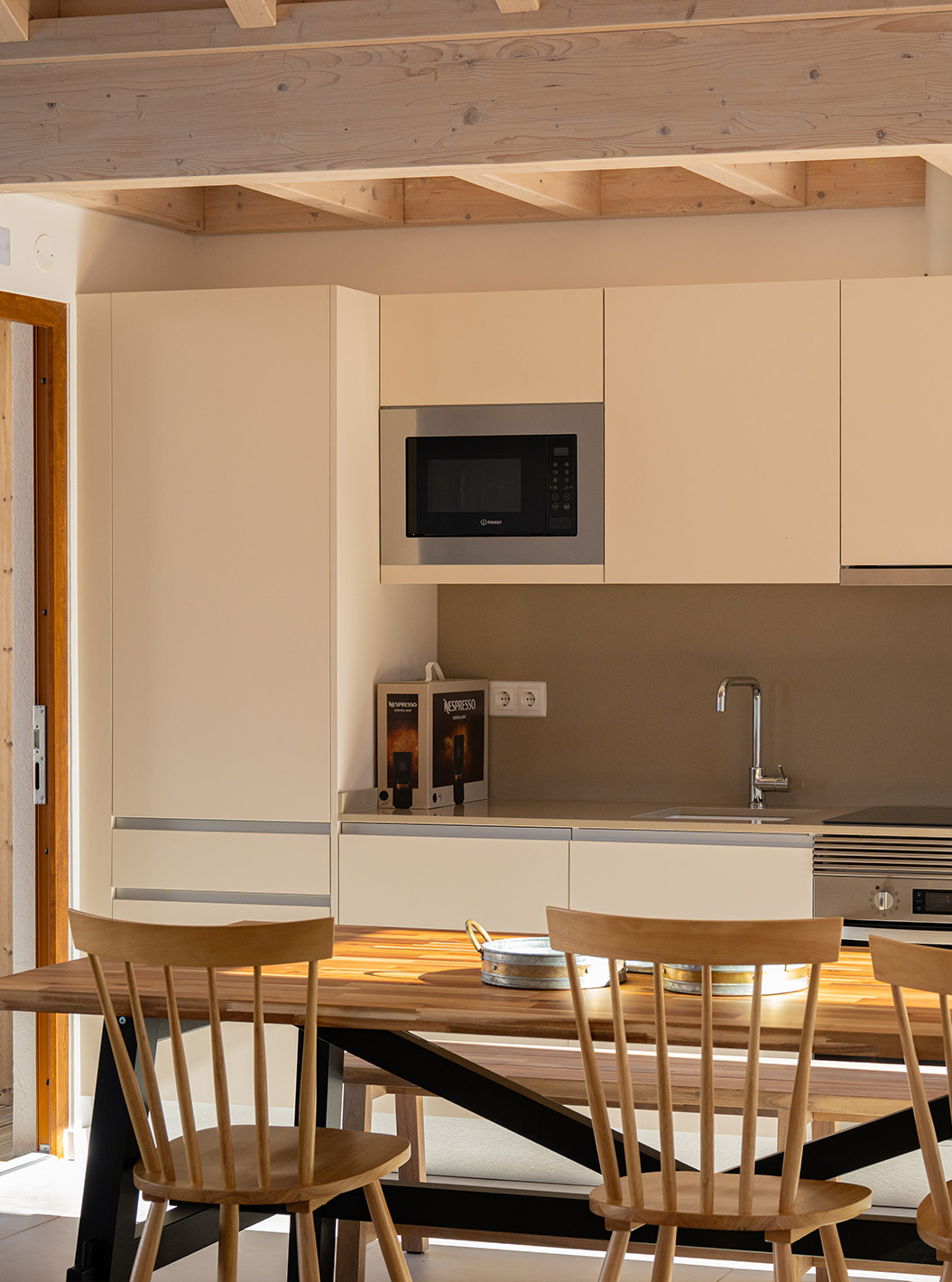 La Superior Green Villa de Pestana Comporta Village Residences tiene una cocina equipada y una mesa con sillas de madera