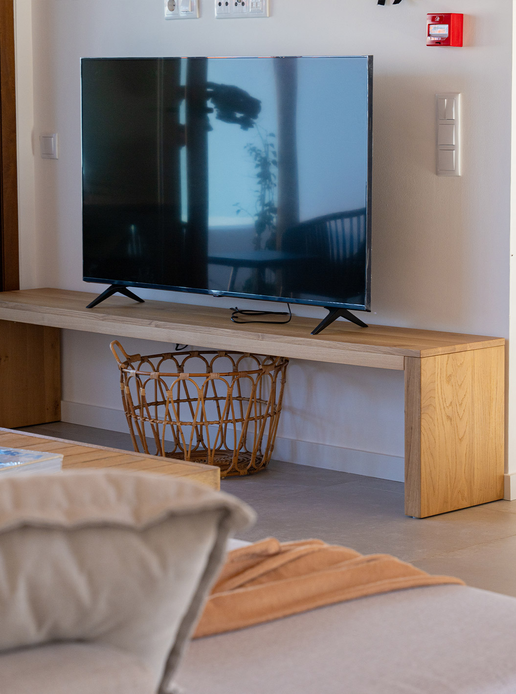 La Superior Green Villa de Pestana Comporta Village Residences tiene una sala moderna con TV y muebles de madera
