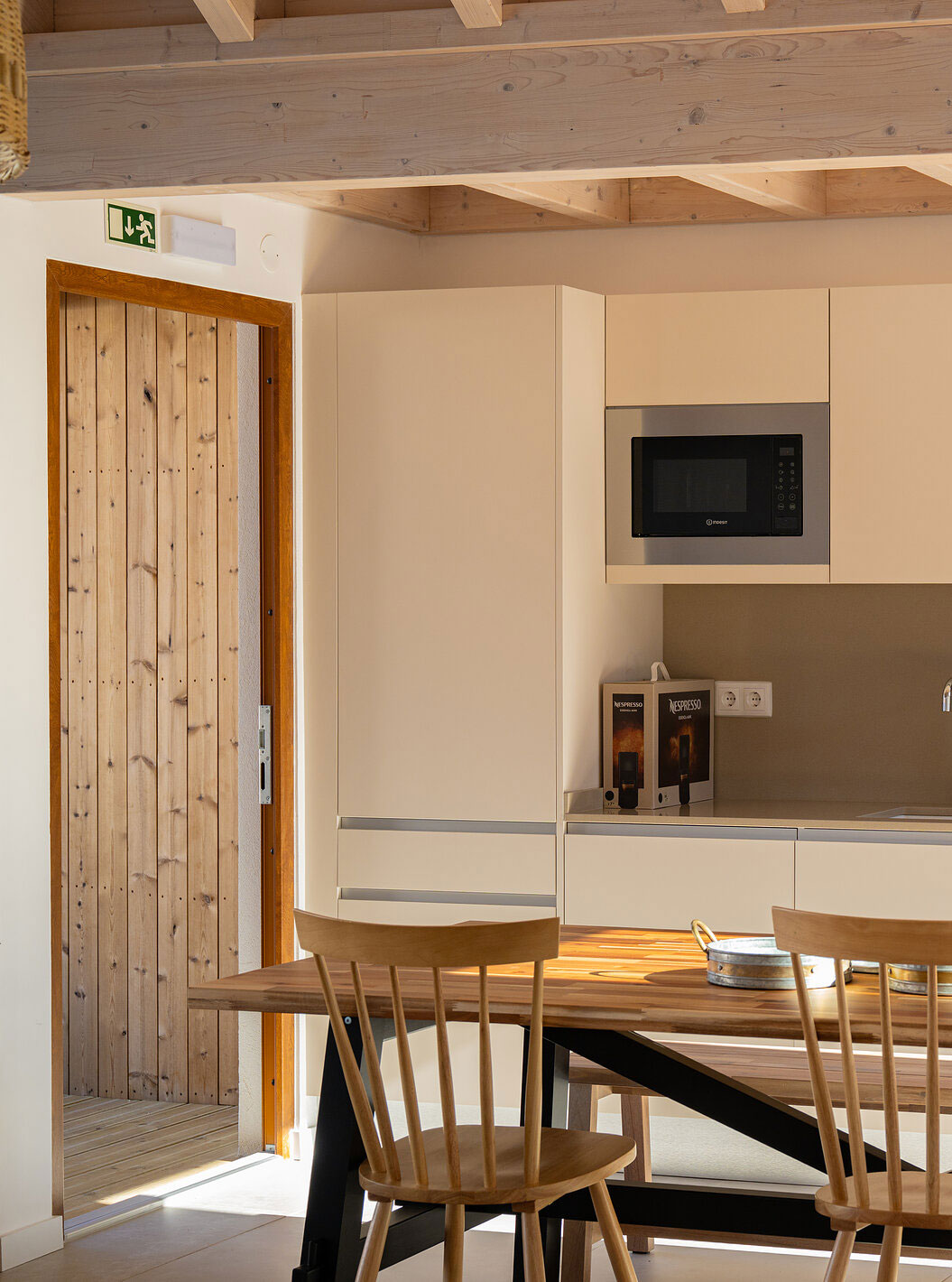 La Superior Villa de Pestana Comporta Village Residences tiene una cocina moderna con mesa de madera y horno
