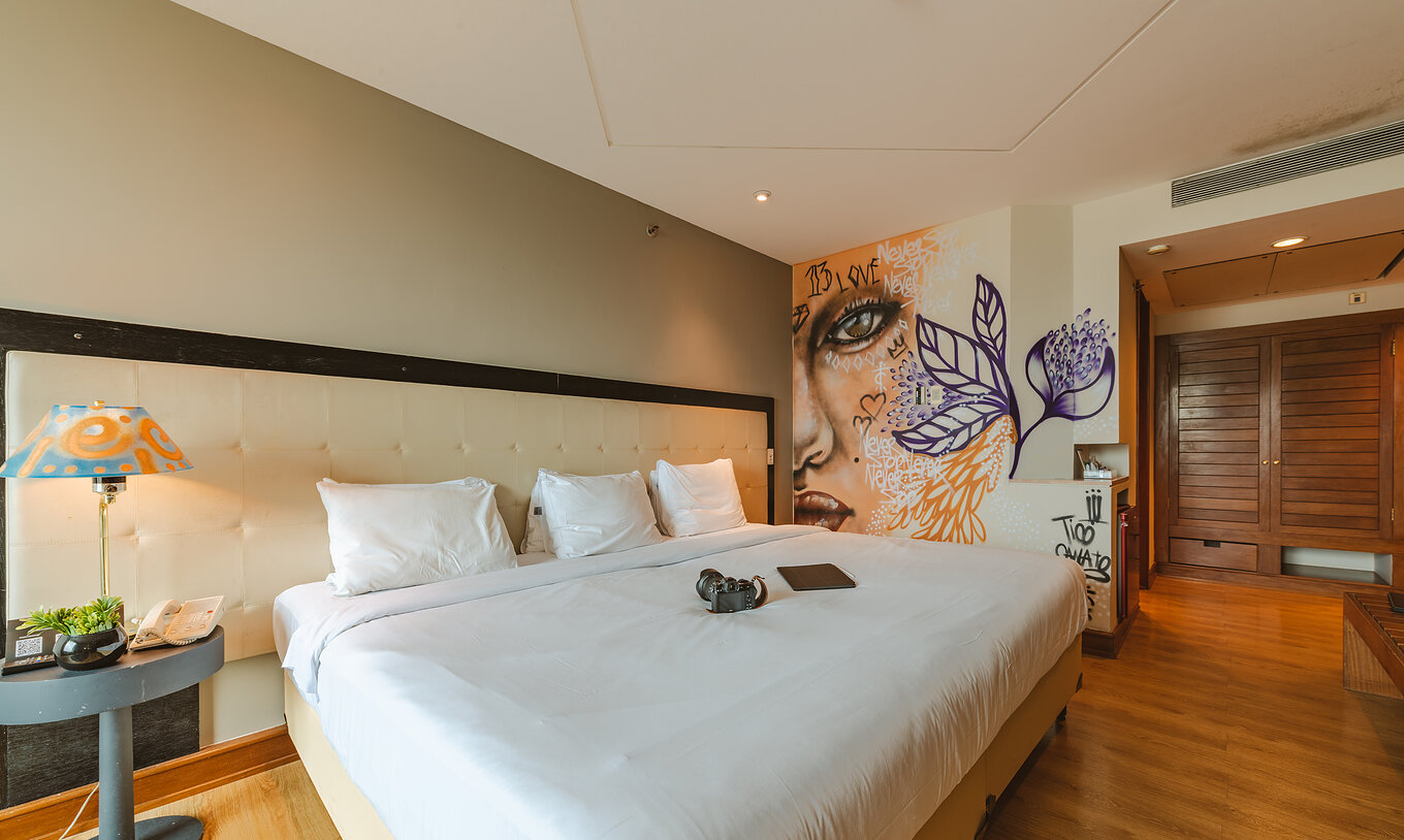 De Art Room van Pestana São Paulo heeft een driepersoonsbed en schilderijen op de muur en lampen van kunstenaar Tico Canato