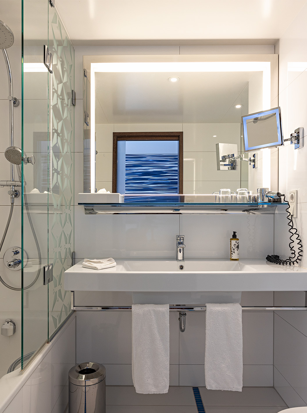 De Premium Kamer met Balkon van Pestana Berlin Tiergarten heeft badkamer met douche, wastafel en spiegel