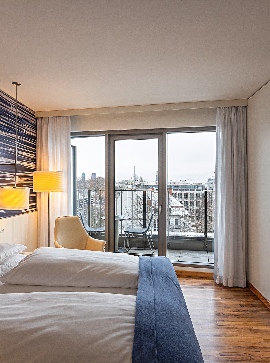 De Premium Kamer met Balkon van Pestana Berlin Tiergarten heeft televisie, balkon met uitzicht op stad en fauteuil