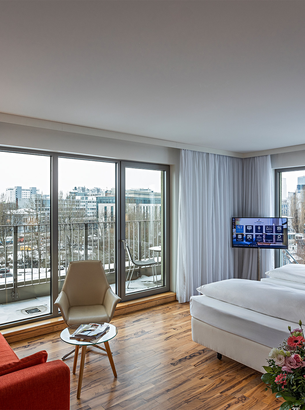 De Premium Kamer met Panoramisch Balkon van Pestana Berlin Tiergarten heeft bank met lamp, televisie en bed