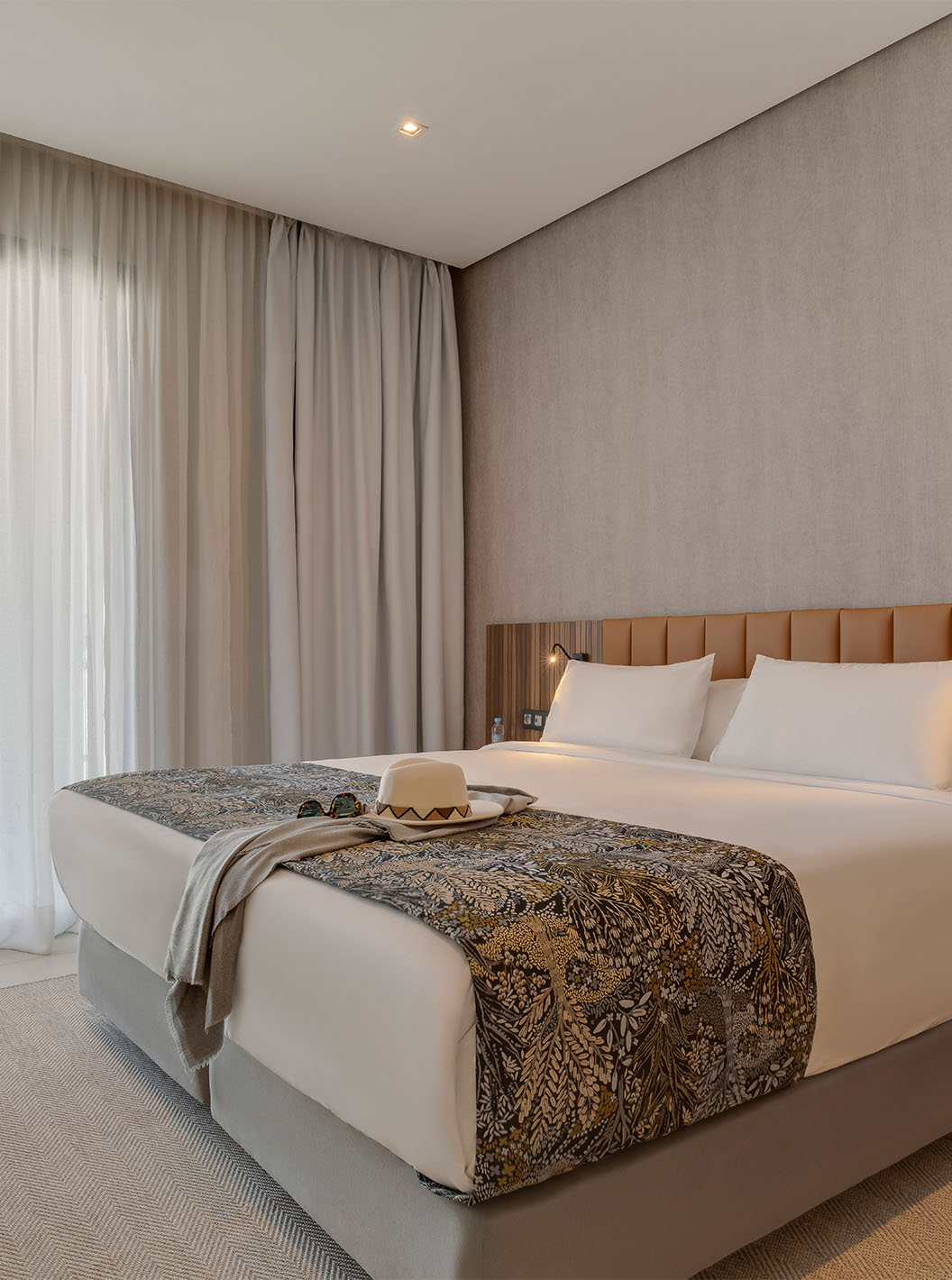 De Familiesuite Corniche van Pestana Casablanca heeft een slaapsuite met een tweepersoonsbed en een moderne inrichting.