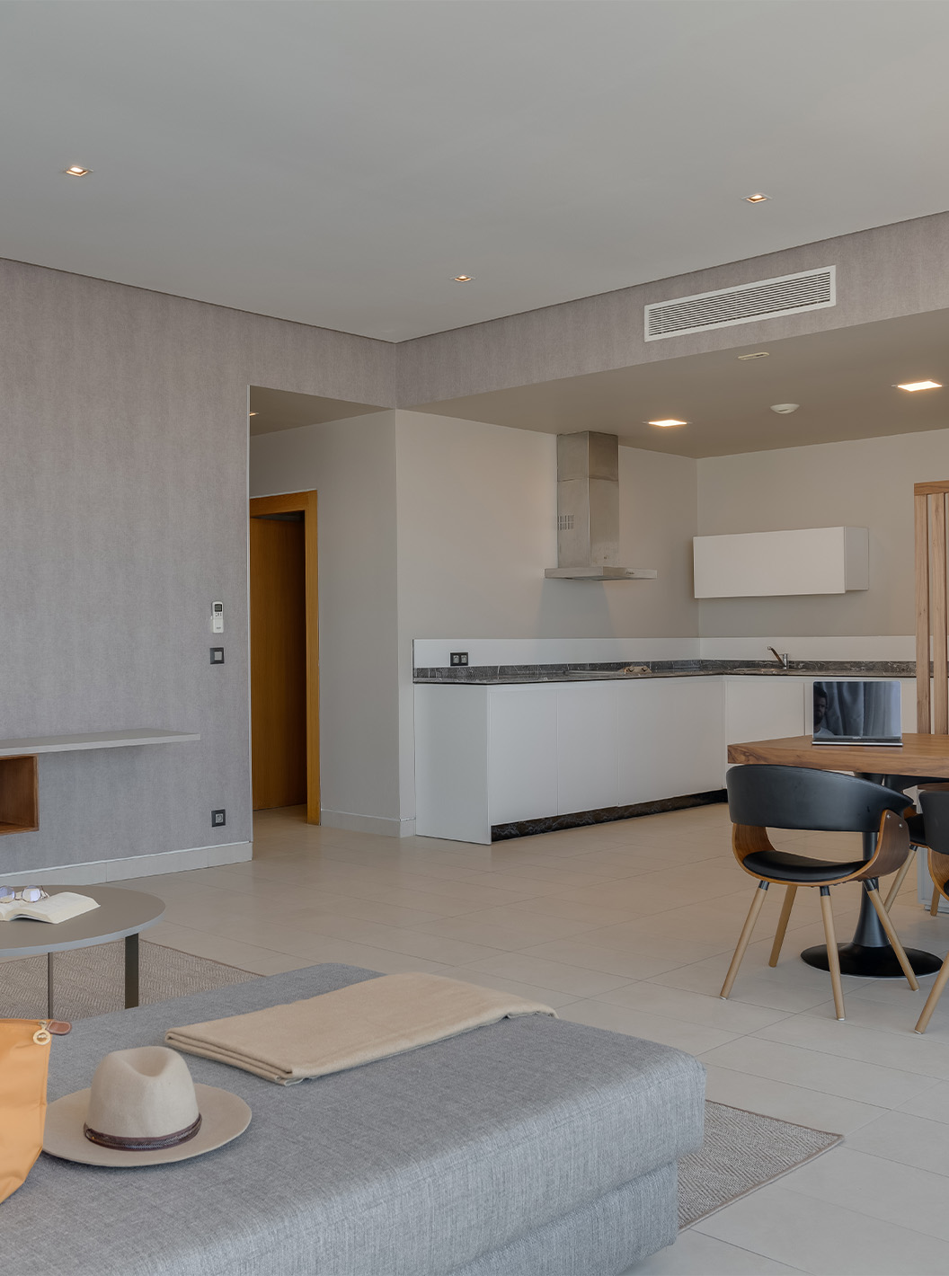 De Familiesuite Corniche van Pestana Casablanca heeft een ruime woonsuite met een bank, tv, eettafel en kitchenette.