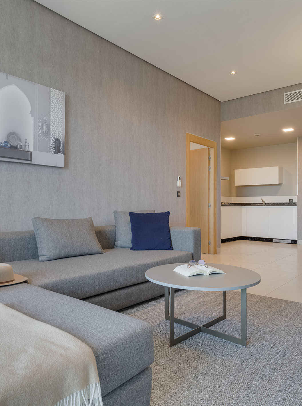 De Premium Suite van Pestana Casablanca heeft een comfortabele bank met chaise longue en kitchenette