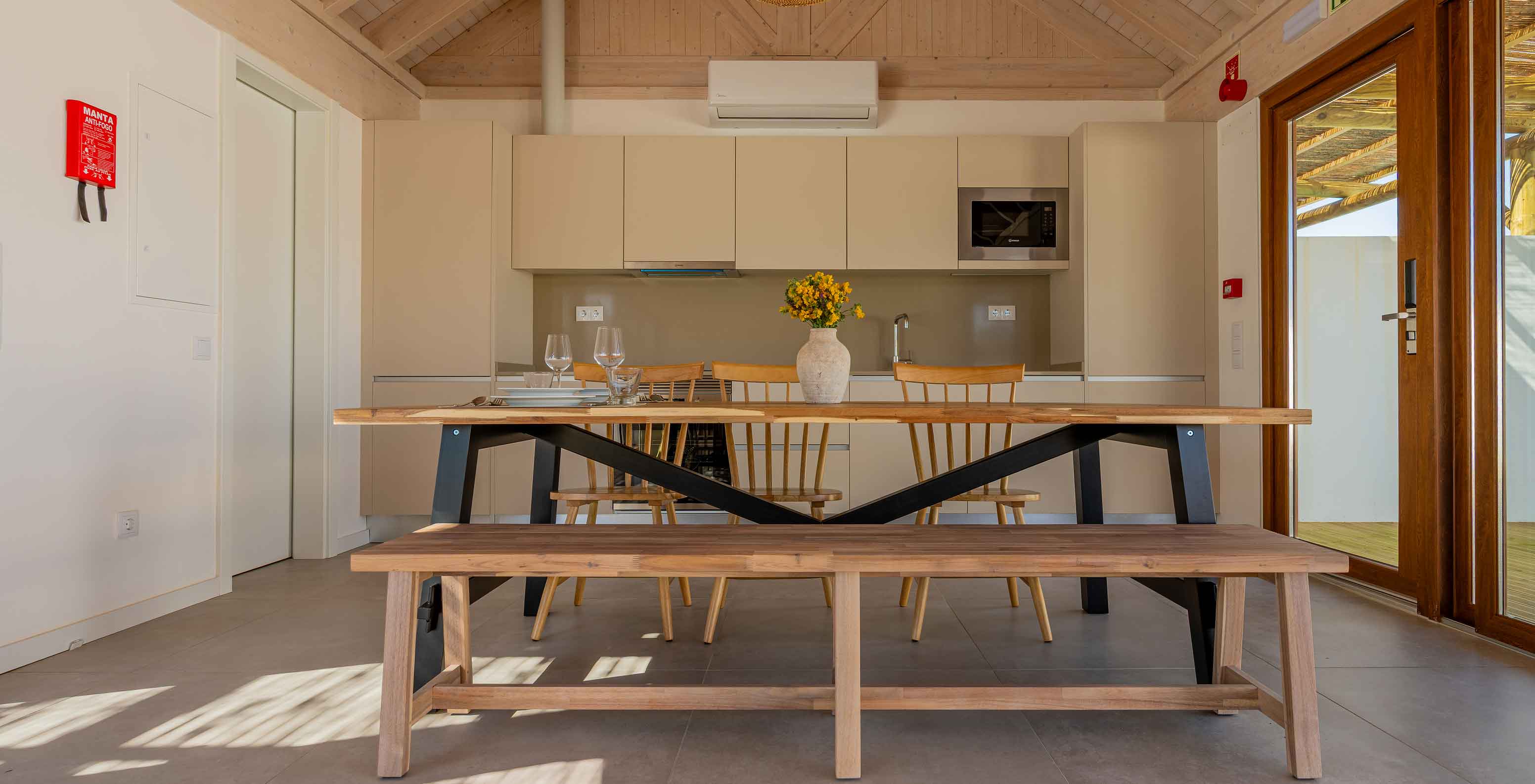 De Premium Groene Villa bij Pestana Comporta Village Residences heeft een uitgeruste keuken, airconditioning en een eettafel