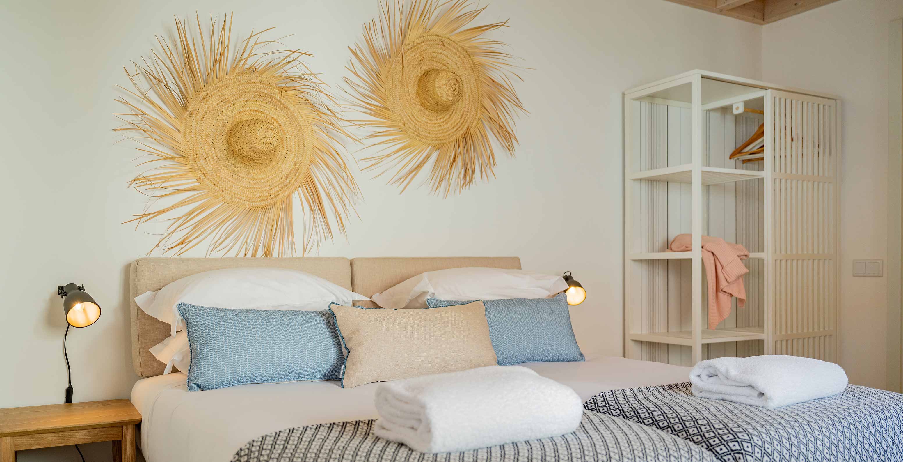 De Superieure Villa bij Pestana Comporta Village Residences heeft een tweepersoonsbed met strodecoratie aan de muur