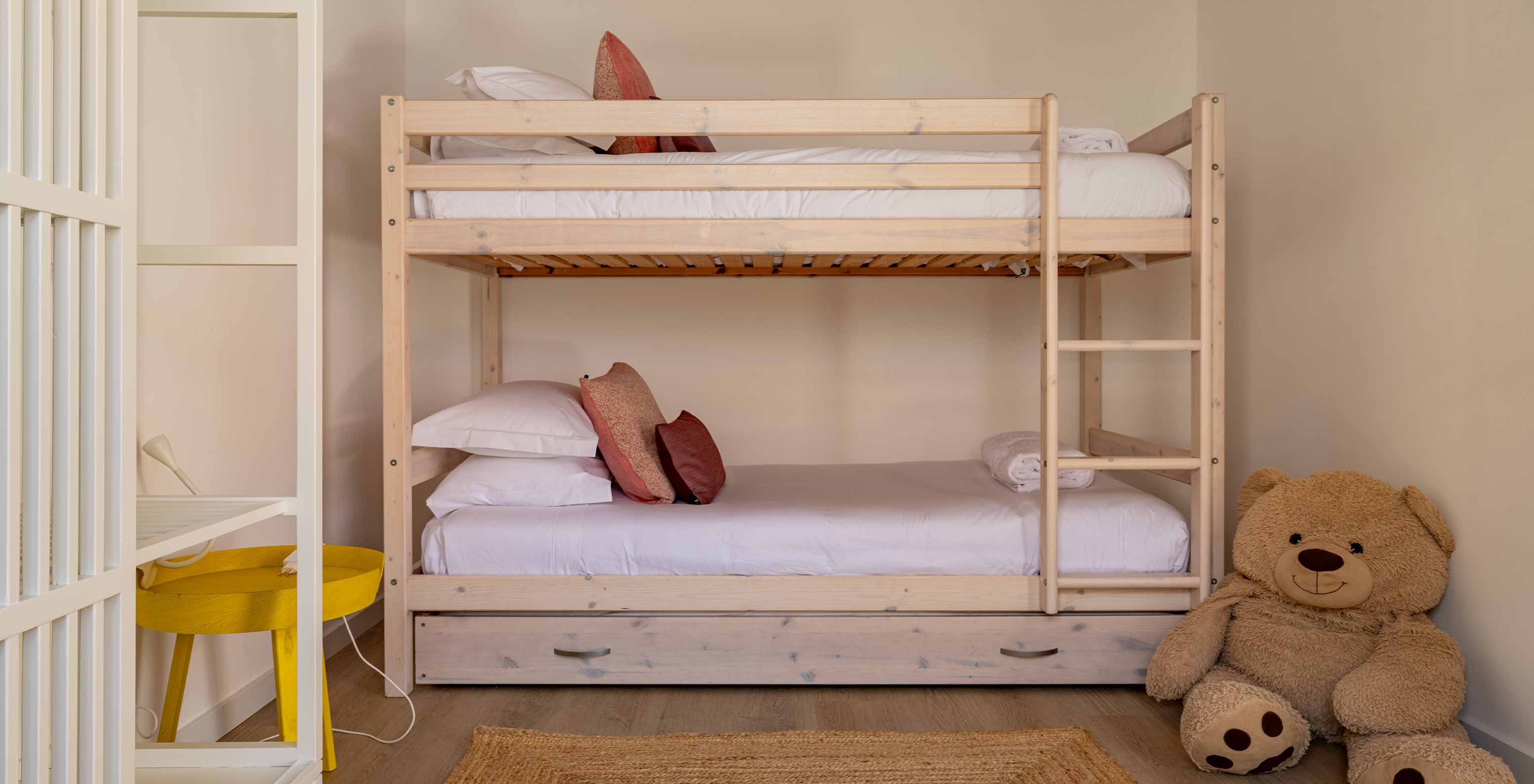 De Superieure Groene Villa bij Pestana Comporta Village Residences heeft een houten stapelbed met twee bedden en een teddy