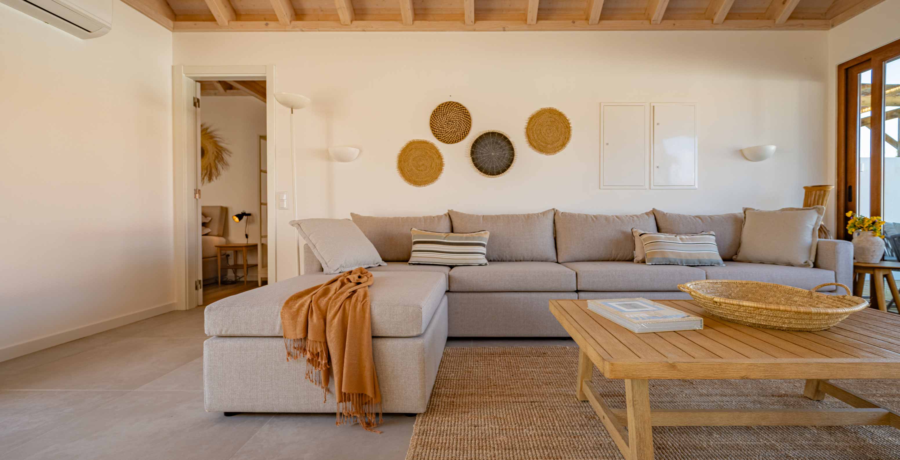 De Superieure Groene Villa bij Pestana Comporta Village Residences heeft een woonkamer met een grijze bank en een tafel