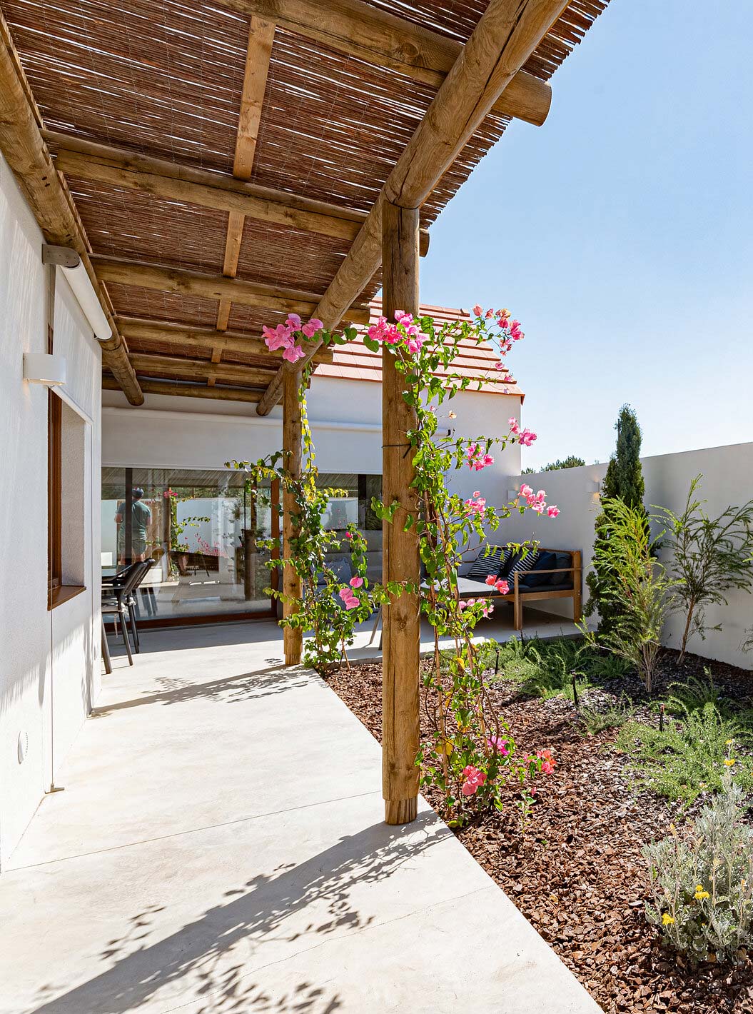 De Standaard Villa (2 volwassenen) bij Pestana Comporta Village Residences heeft een tuin met planten en een houten pergola