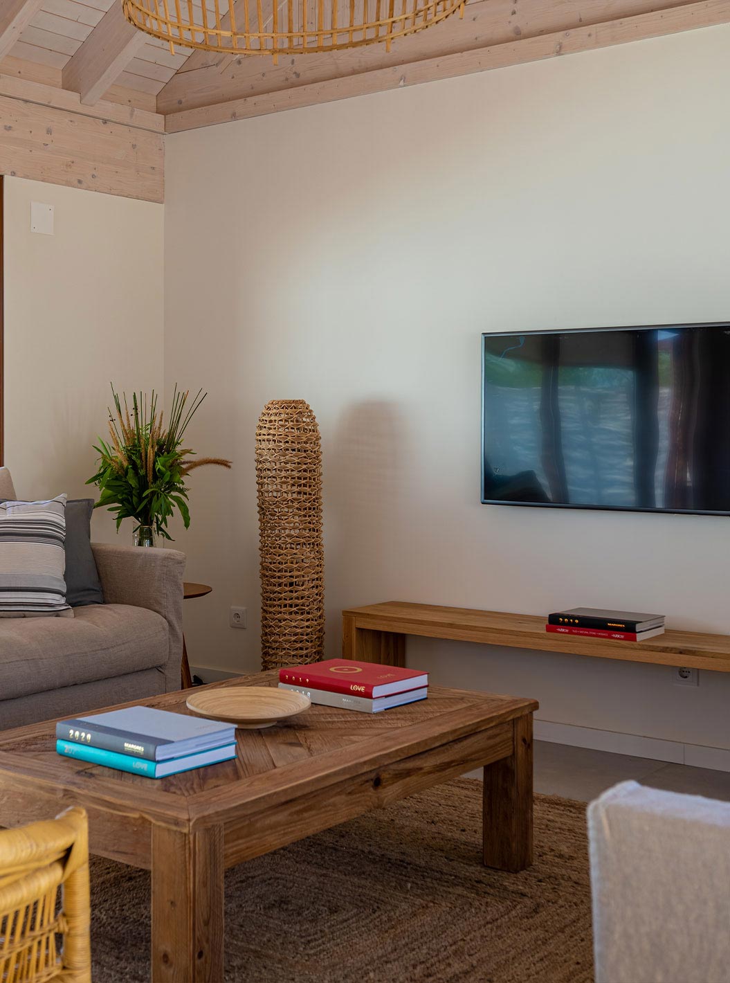 De Standaard Villa T2 bij Pestana Comporta Village Residences heeft een woonkamer met een bank en een tv aan de muur