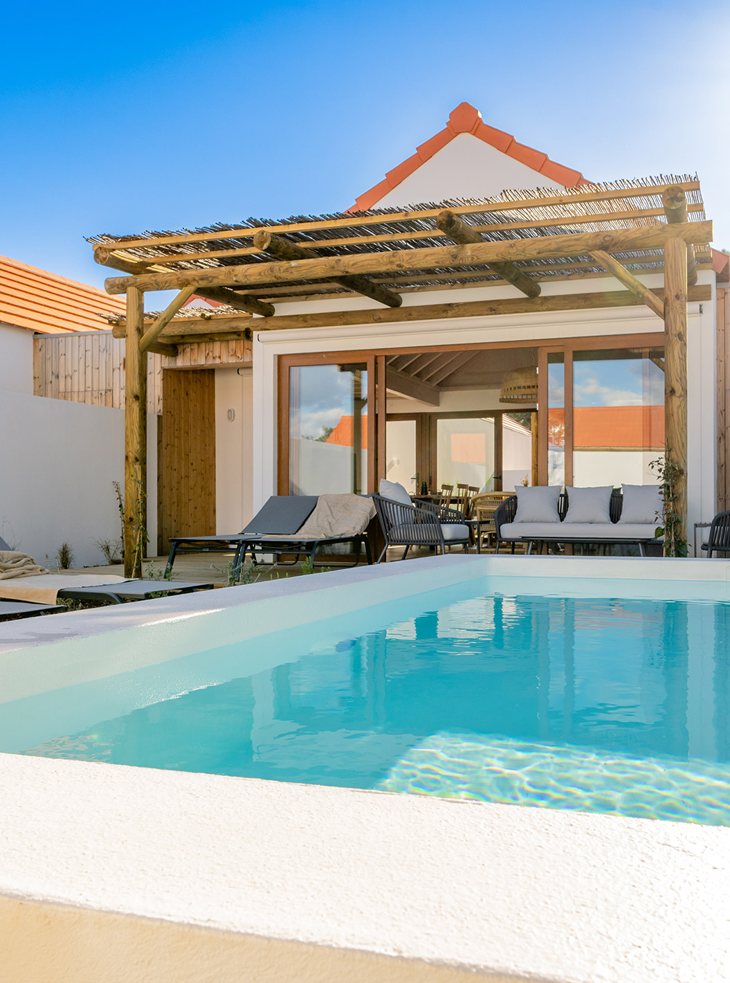 De Superieure Groene Villa bij Pestana Comporta Village Residences heeft een exterieur met een zwembad en meerdere ligstoelen