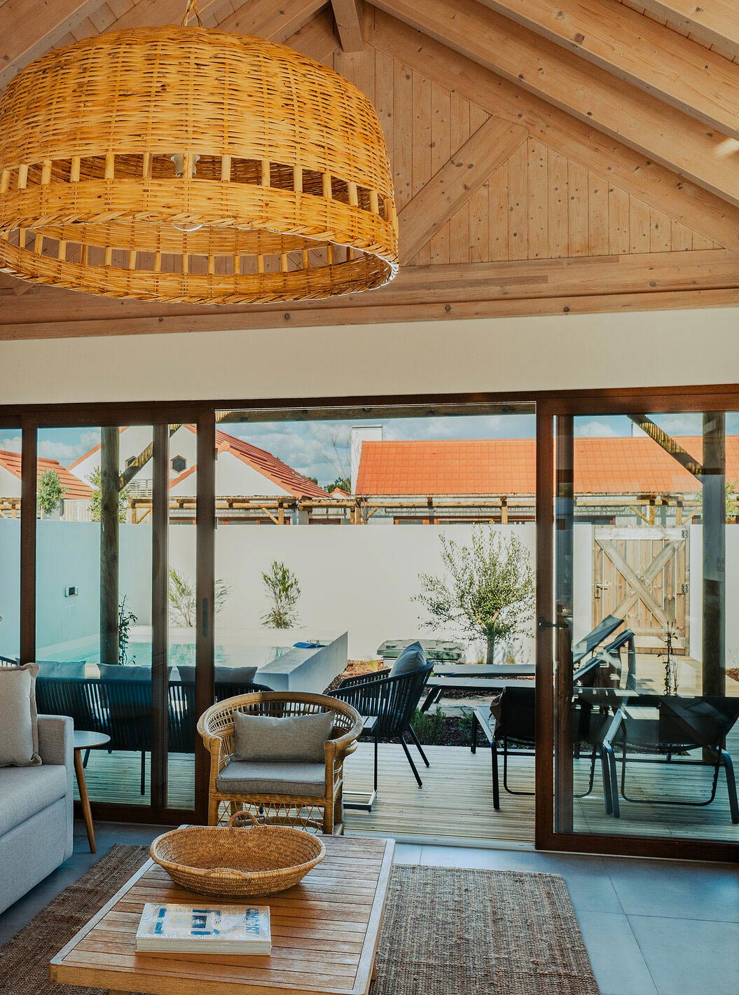 De Superieure Villa bij Pestana Comporta Village Residences heeft een woonkamer met een grijze bank en een balkon achteraan