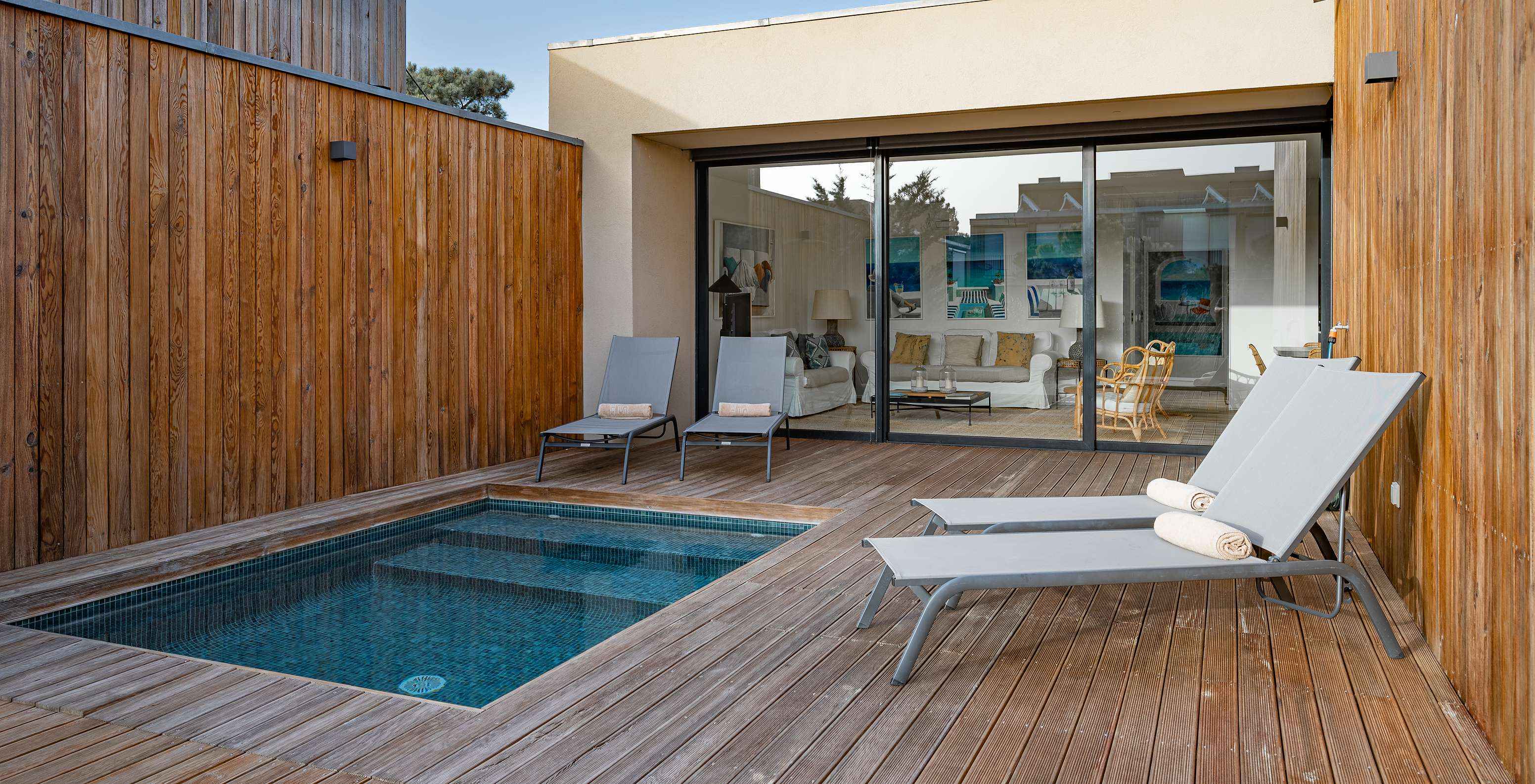 De Pine Villas van Pestana Tróia Eco Resort hebben een privézwembad en twee ligstoelen