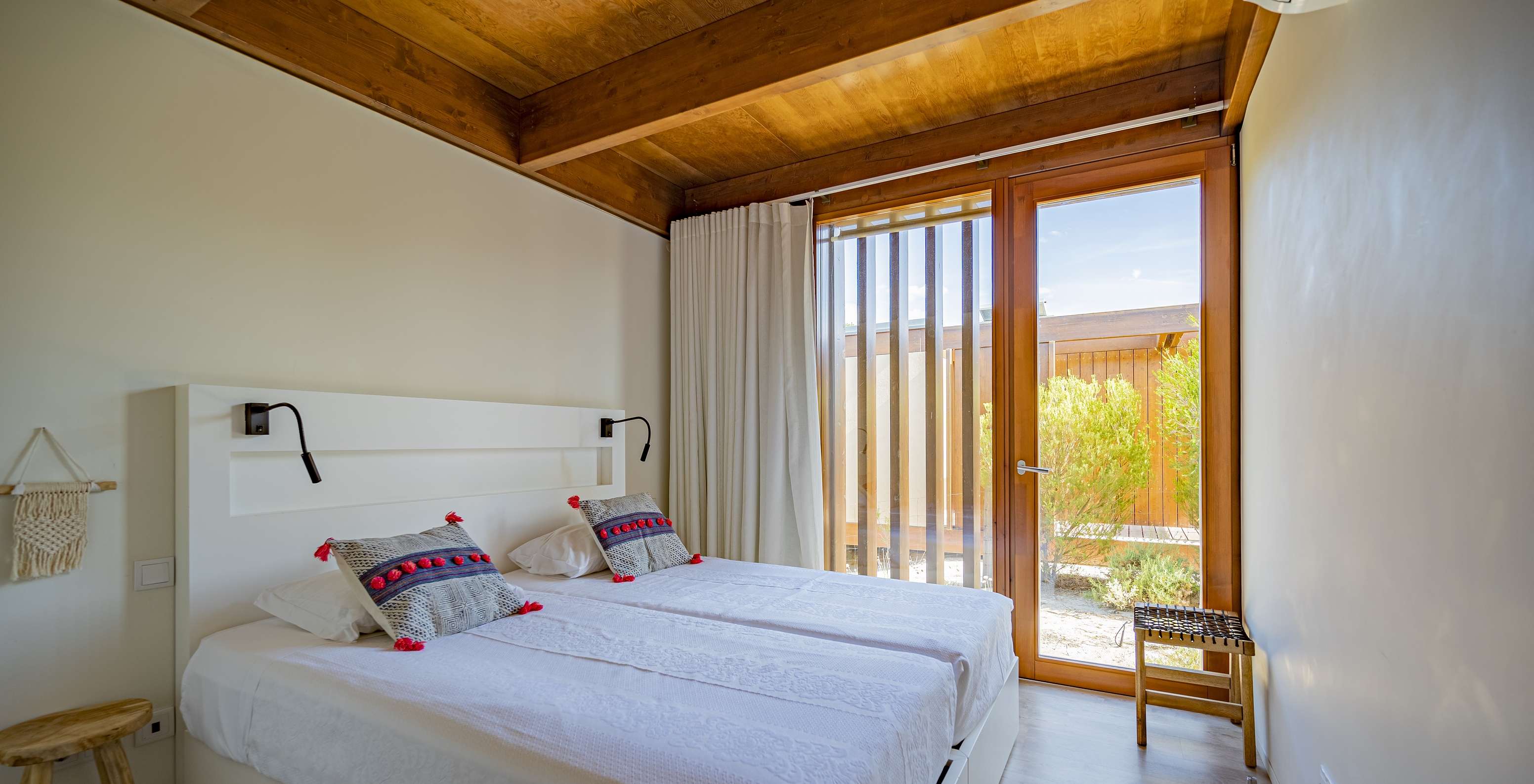 De Tree Villa met Privézwembad van Pestana Tróia Eco Resort heeft een tweepersoonsbed en een raam van vloer tot plafond