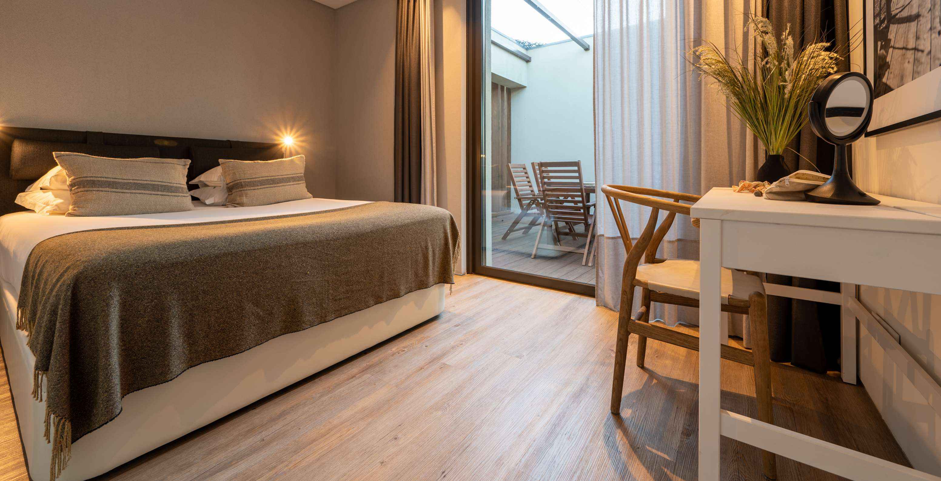 De Beach Villas Kinderspeelplaats van Pestana Tróia Eco Resort hebben een tweepersoonsbed en een klein terras