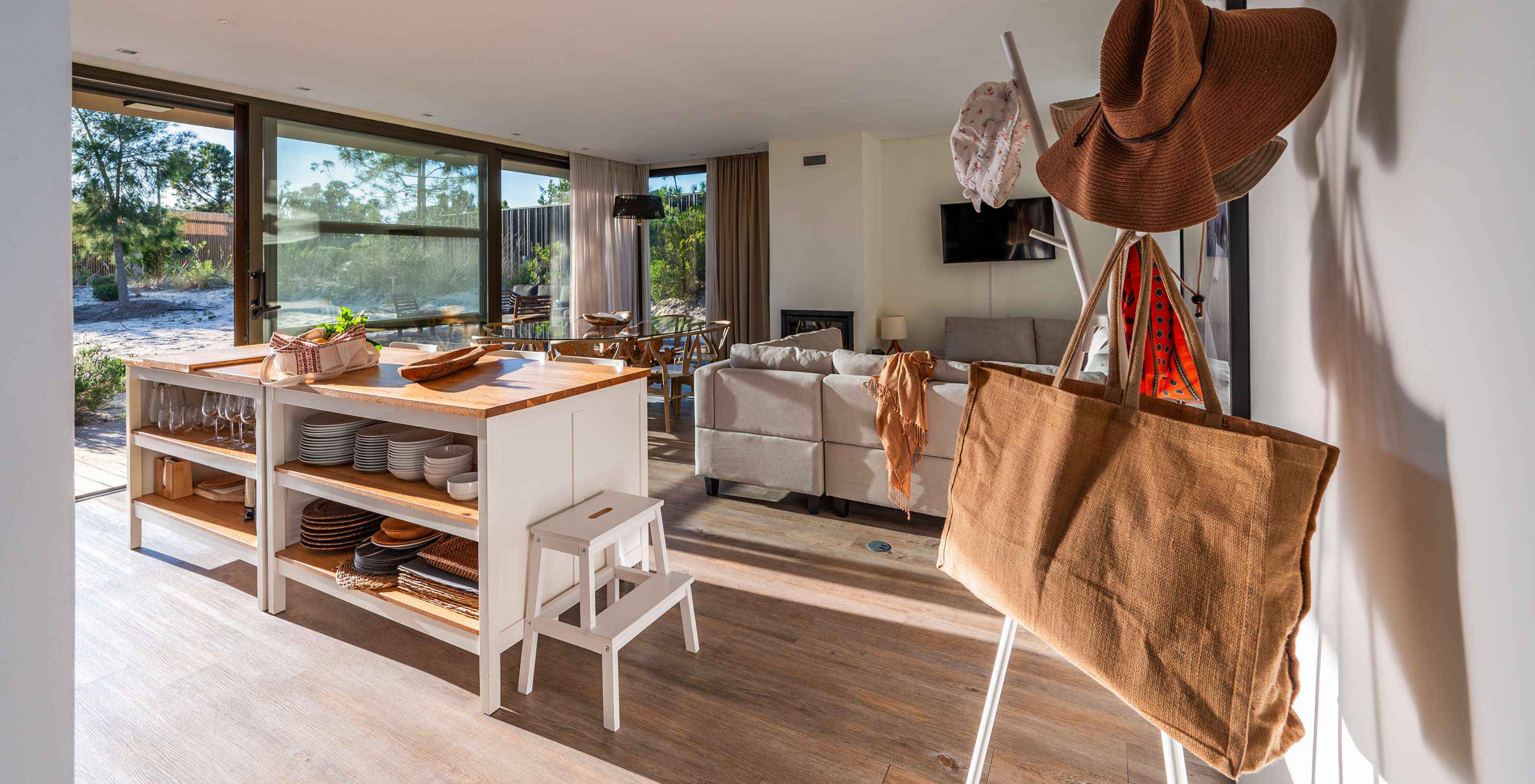 De Beach Villas Kinderspeelplaats van Pestana Tróia Eco Resort hebben een gecombineerde woonkamer met keuken en bank