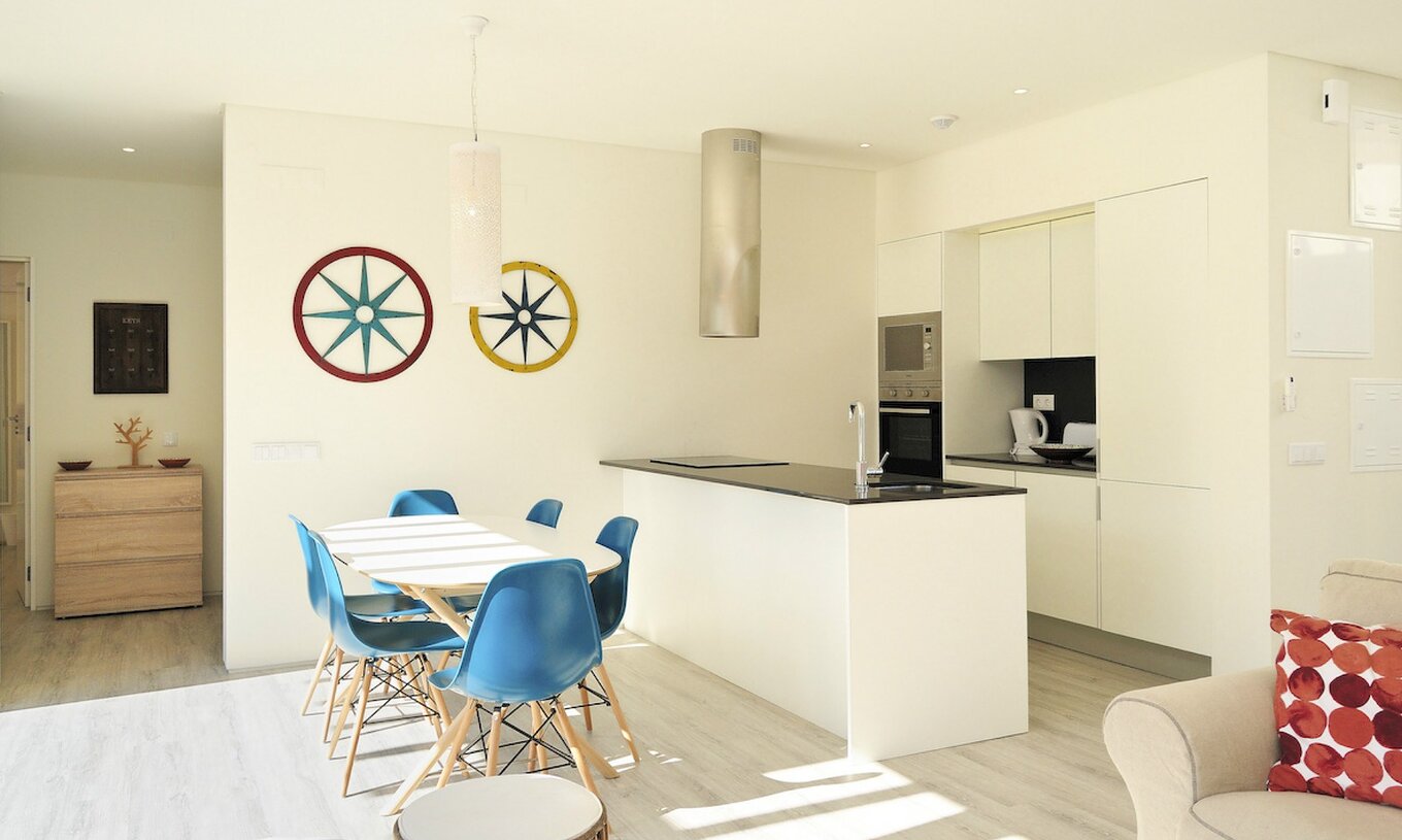 De 3 Kamer Villas van Pestana Tróia Eco Resort hebben een keuken met aanrecht en tafel