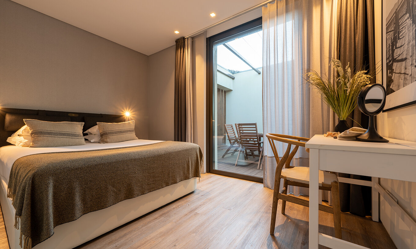 De Beach Villas Kinderspeelplaats van Pestana Tróia Eco Resort hebben een tweepersoonsbed en een klein terras