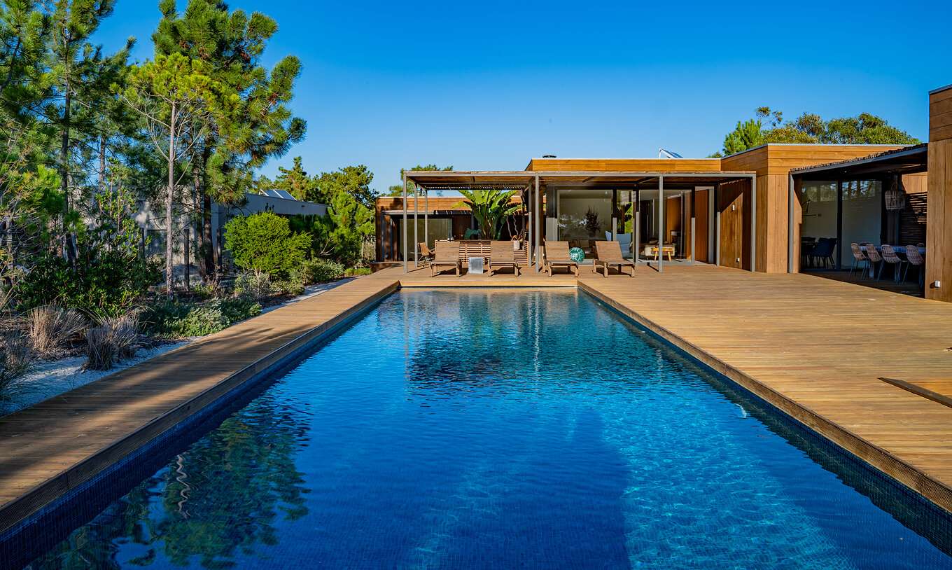 De Deluxe 4 Slaapkamer Villas met Privézwembad van Pestana Tróia Eco Resort hebben een grote zwembad met ligstoelen