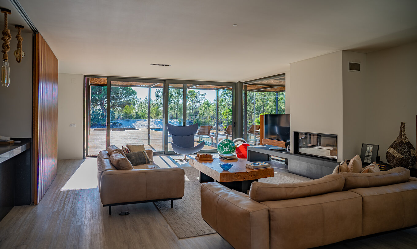 Deluxe 4 Slaapkamer Villas met Privézwembad van Pestana Tróia Eco Resort hebben een ruime woonkamer met twee banken en een tafel