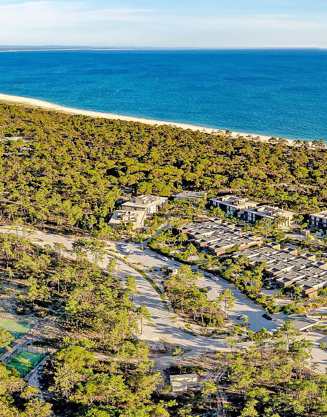 Luchtzicht Pestana Tróia Eco Resort met villas, natuur en zee dichtbij Comporta