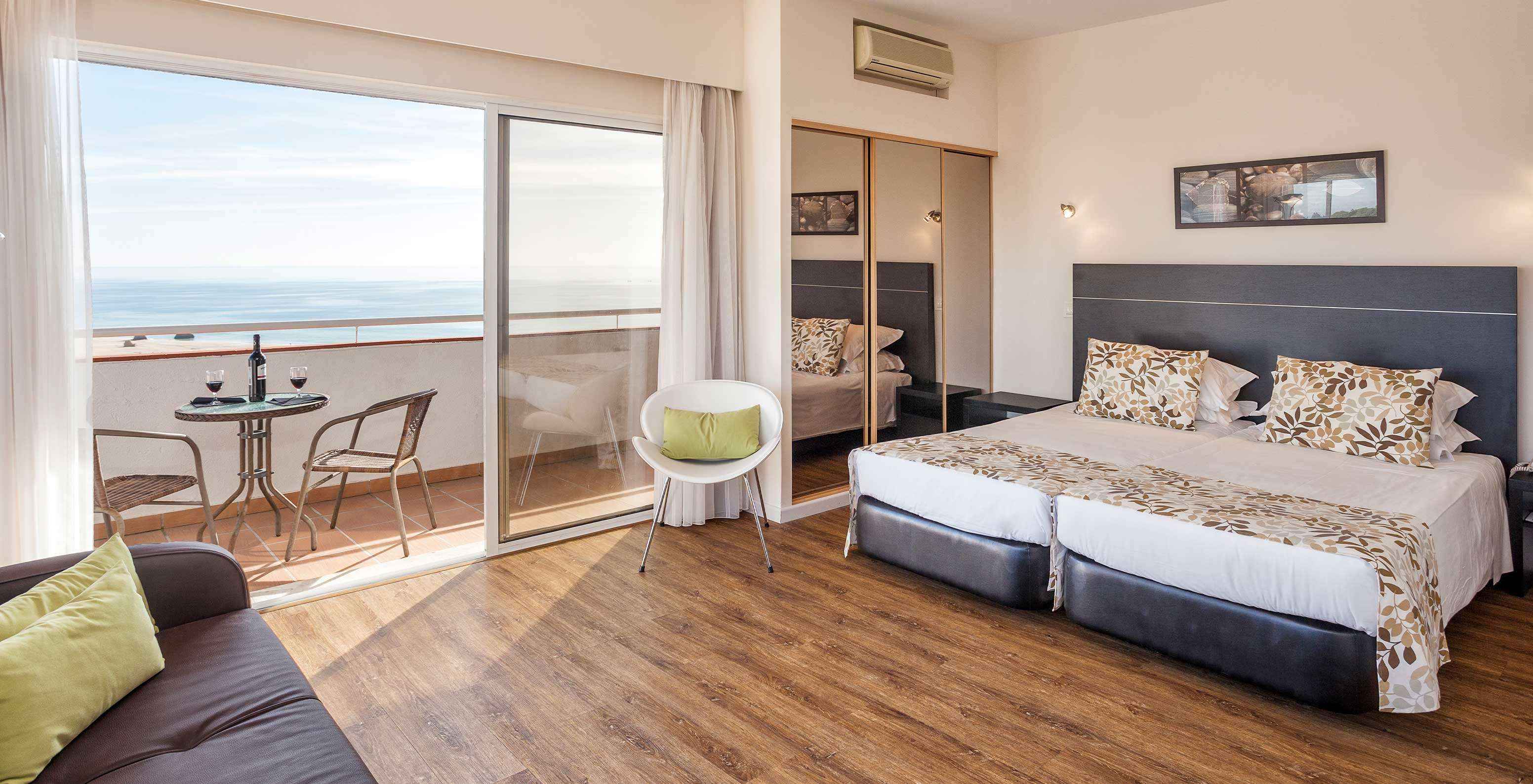 De Superior Studio Vista Mar van Pestana Alvor Atlântico is vrij ruim, met directe toegang tot een balkon met uitzicht op zee