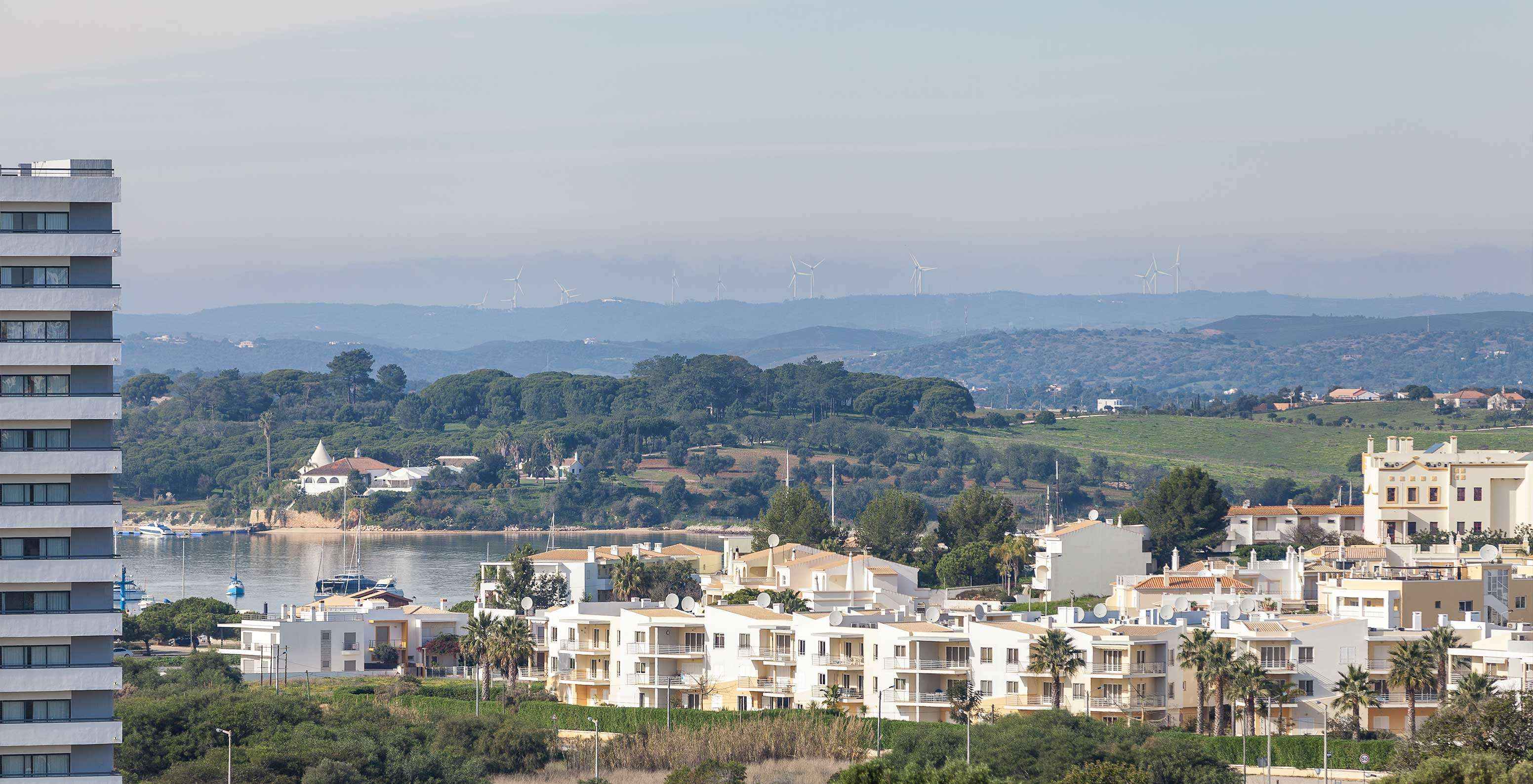 Het T1 Appartement Vista Jardim van Pestana Alvor Atlântico heeft uitzicht op de tuin, op gebouwen en huizen in de omgeving