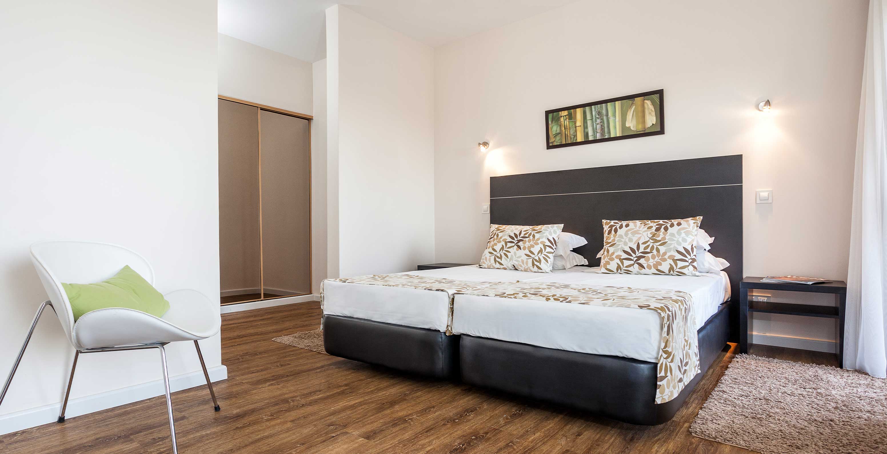 Het T1 Appartement Vista Mar van Pestana Alvor Atlântico heeft een tweepersoonsbed, een stoel en een kast