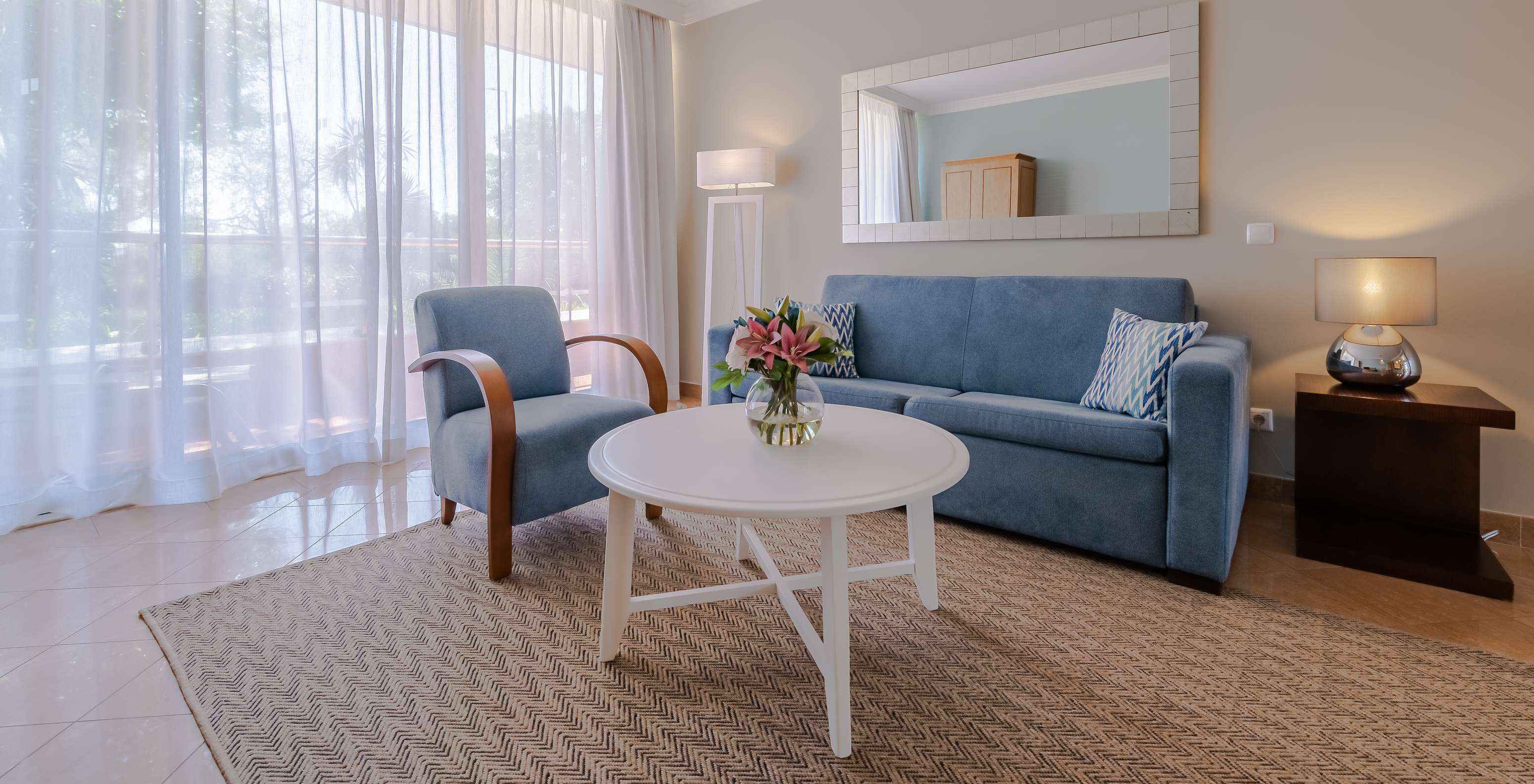 Het T1 - met 1 Kamer van Pestana Alvor Park heeft een woonkamer met bank en blauwe fauteuil