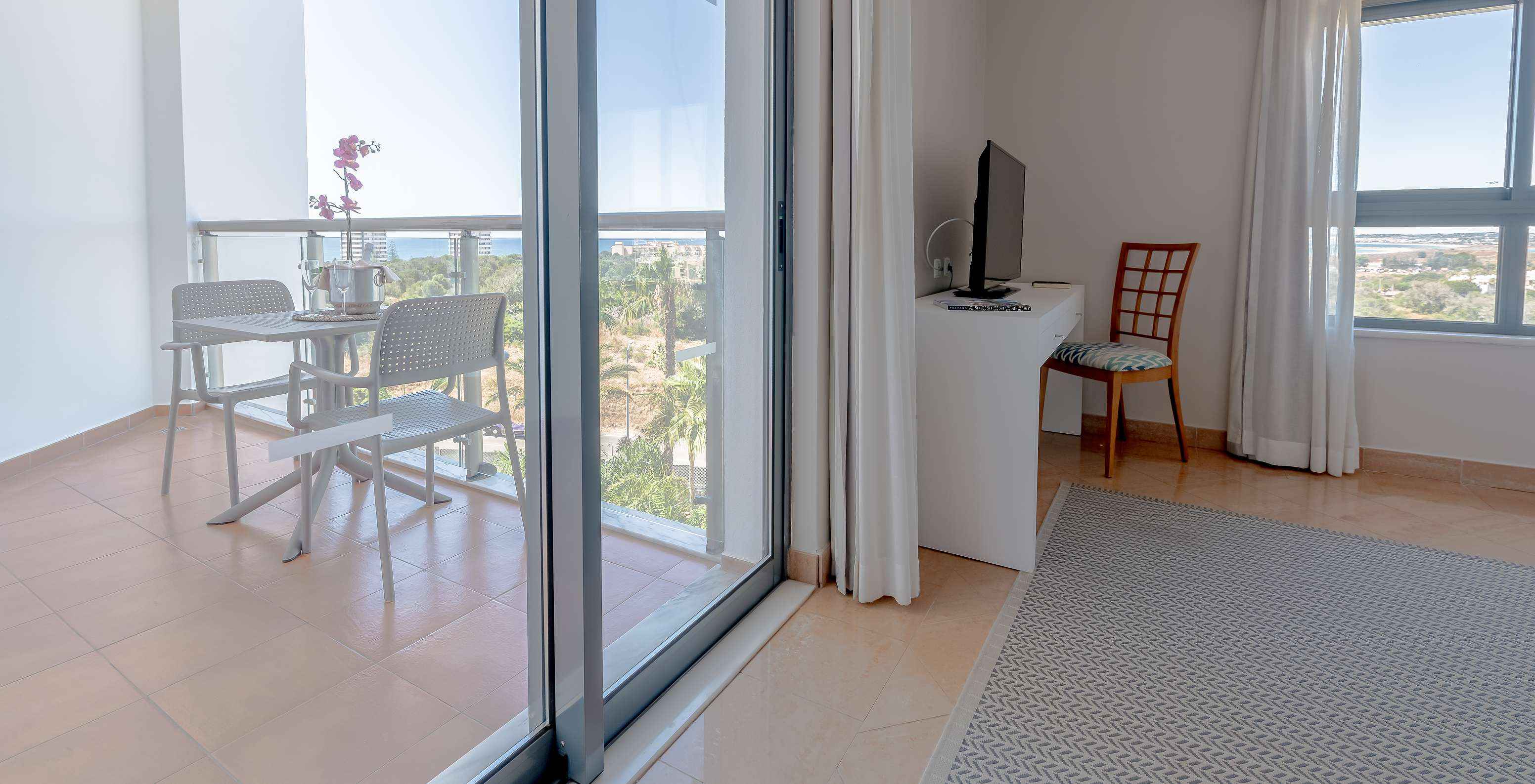 Het T0 - Studio van Pestana Alvor Park heeft een balkon met tuinzicht en zee op de achtergrond