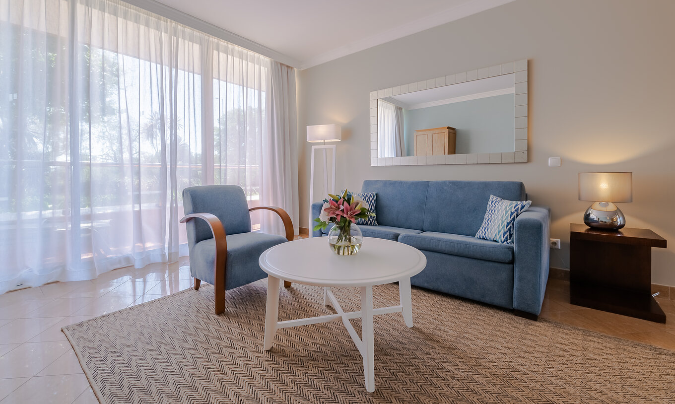 Het T1 - met 1 Kamer van Pestana Alvor Park heeft een woonkamer met bank en blauwe fauteuil