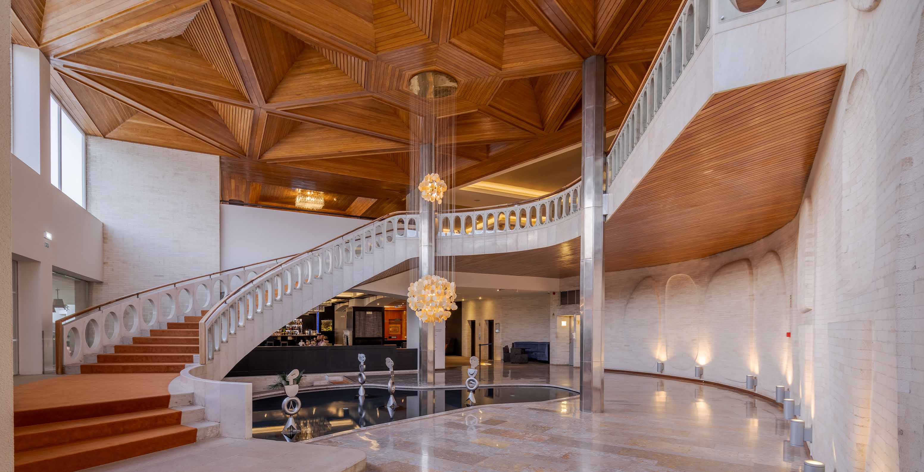 Lichte trap met een oranje tapijt in de lobby van Pestana Alvor Praia, Hotel met SPA, Zwembad en Toegang tot het Strand