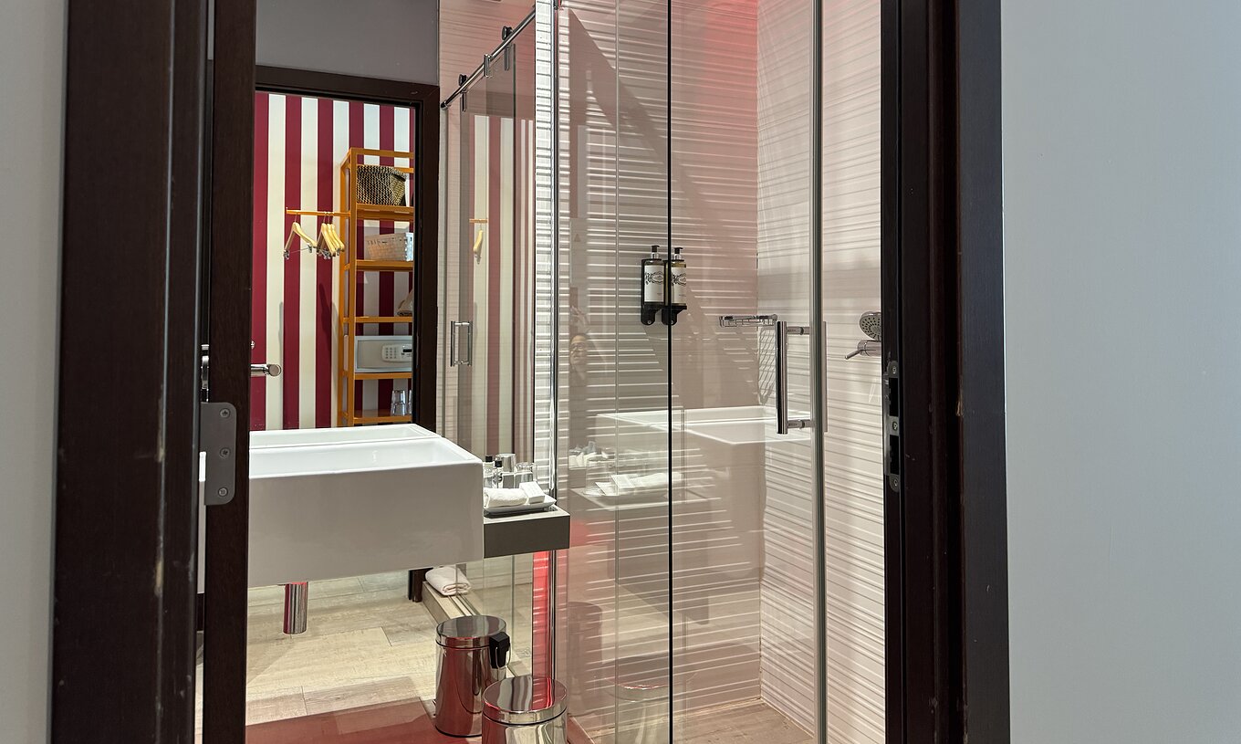 De Deluxe - Exclusief Website van Pestana Alvor South Beach heeft badkamer met douche en wastafel