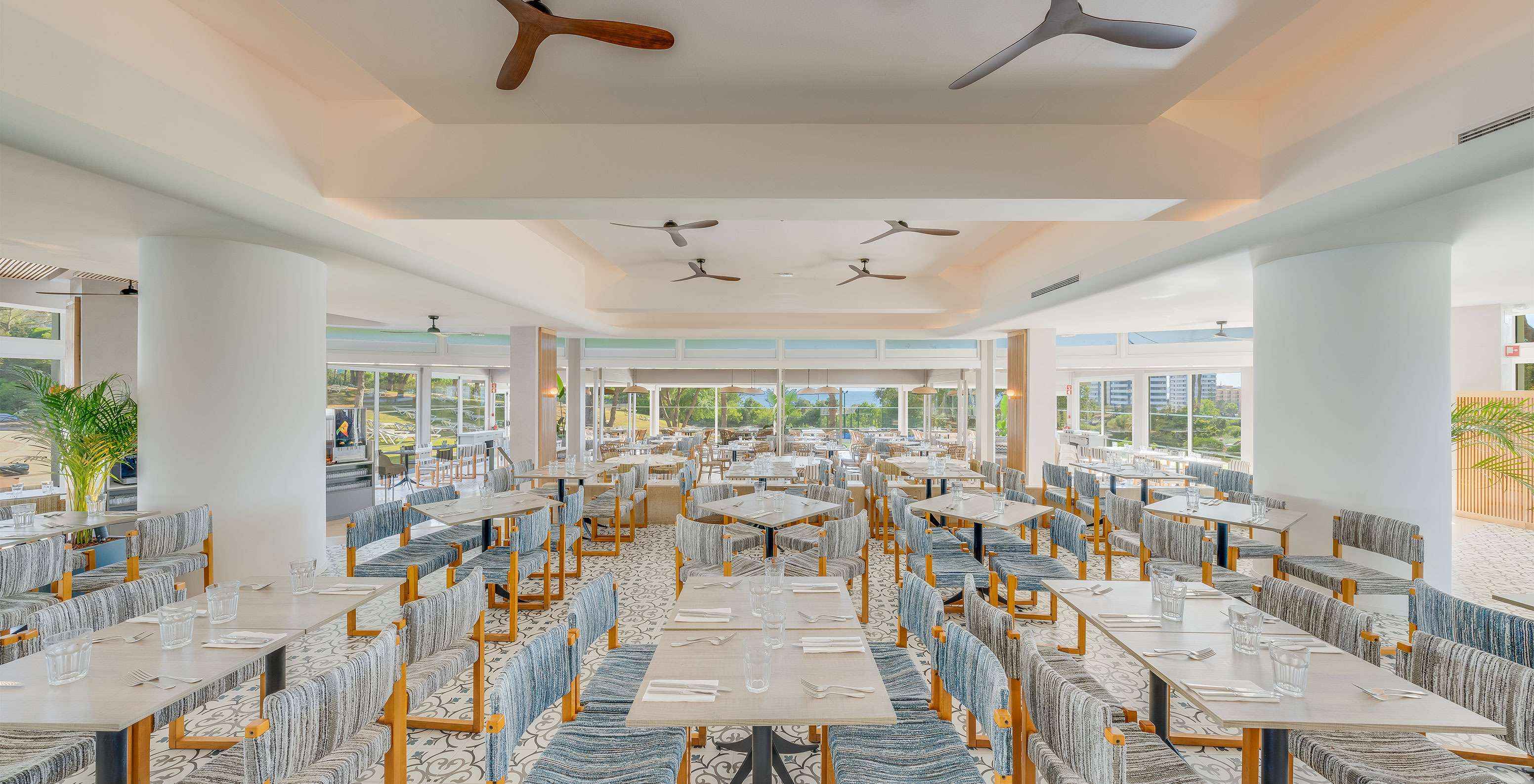 De bar Acqua, van het all-inclusive hotel in de Algarve, heeft veel natuurlijk licht en verschillende tafels