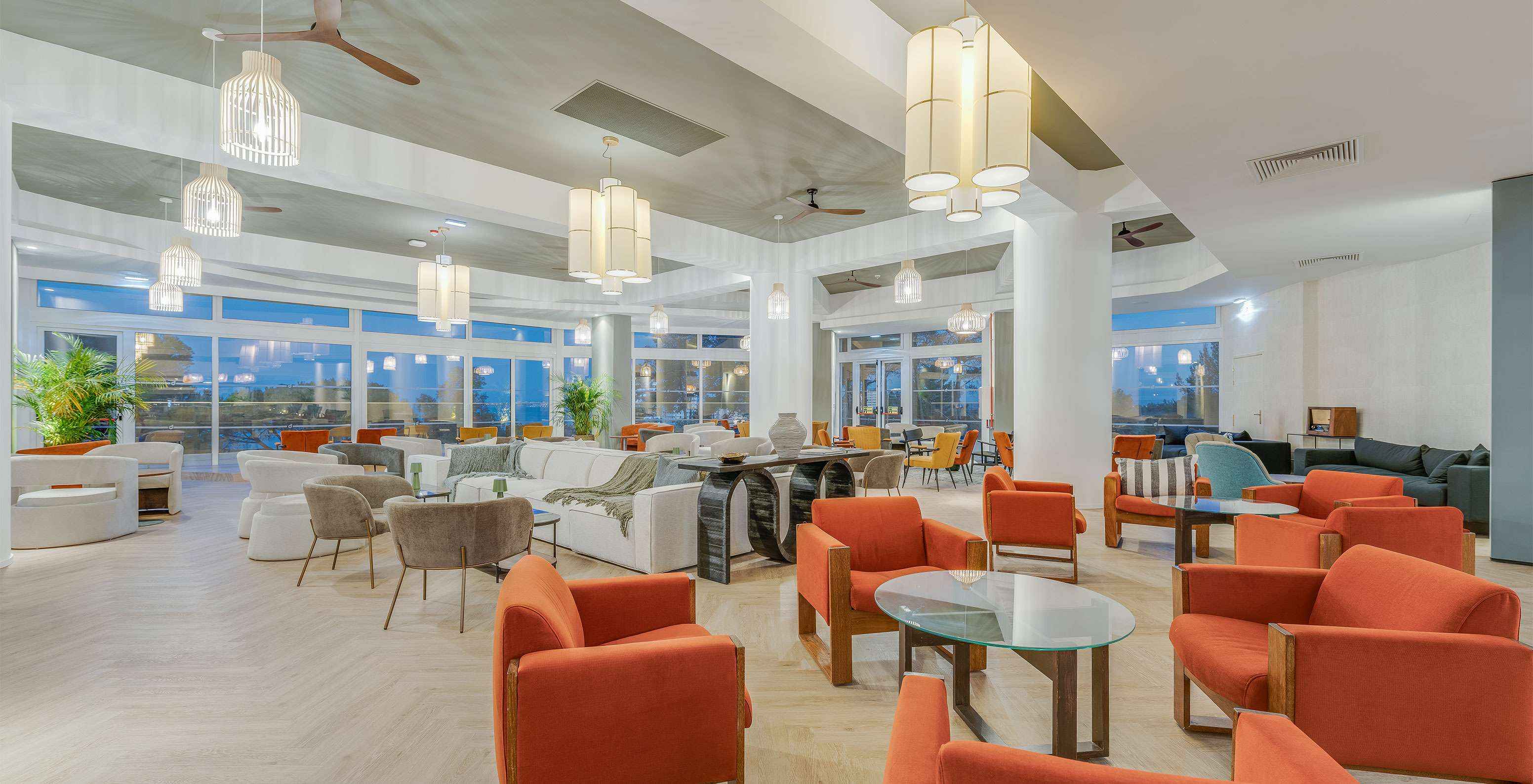 De bar Bubbles, van het all-inclusive hotel in de Algarve, heeft tafels voor frisse drankjes of cocktails